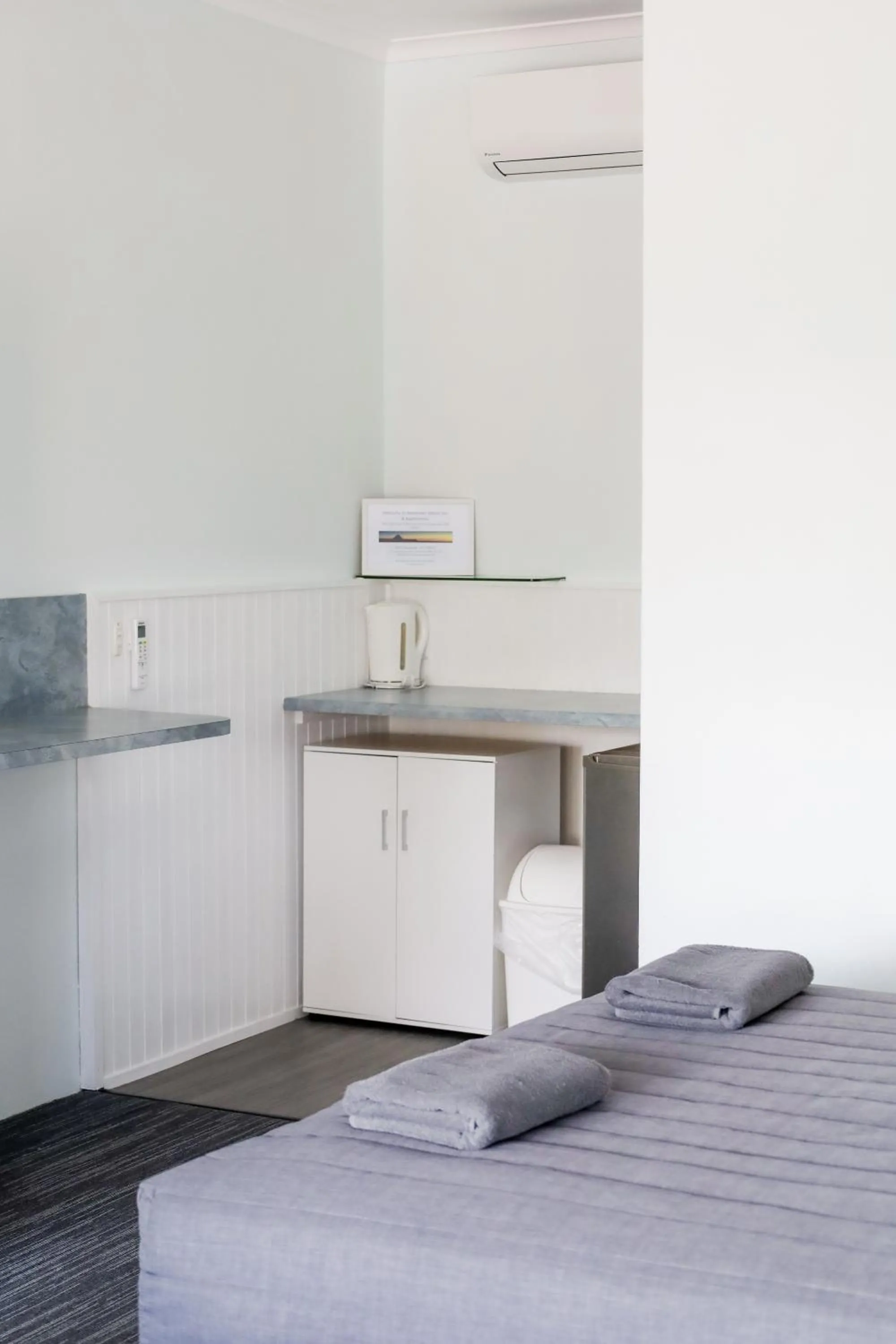 Kitchen or kitchenette, Bed in Robetown Motor Inn & Apartments