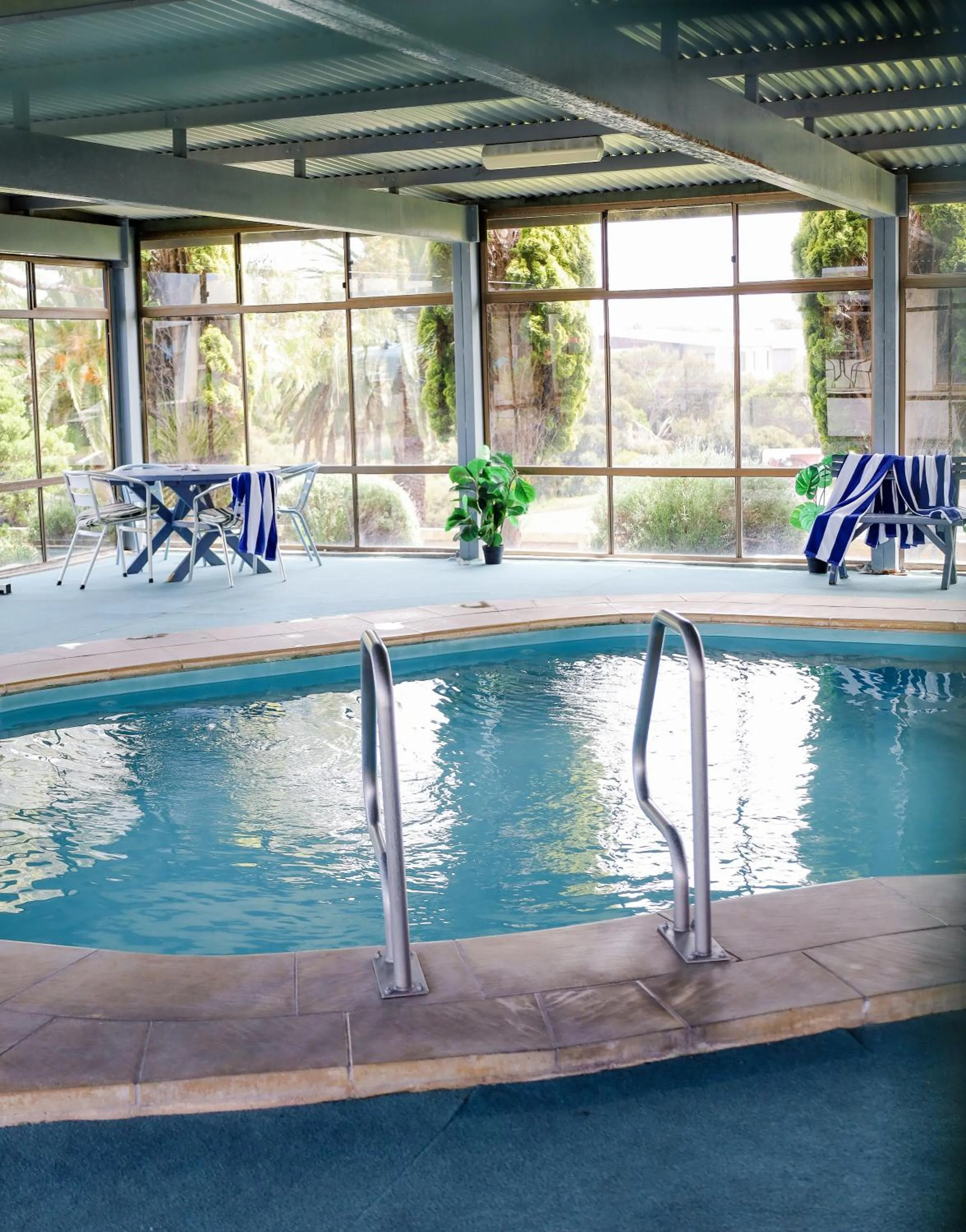 Swimming pool in Robetown Motor Inn & Apartments