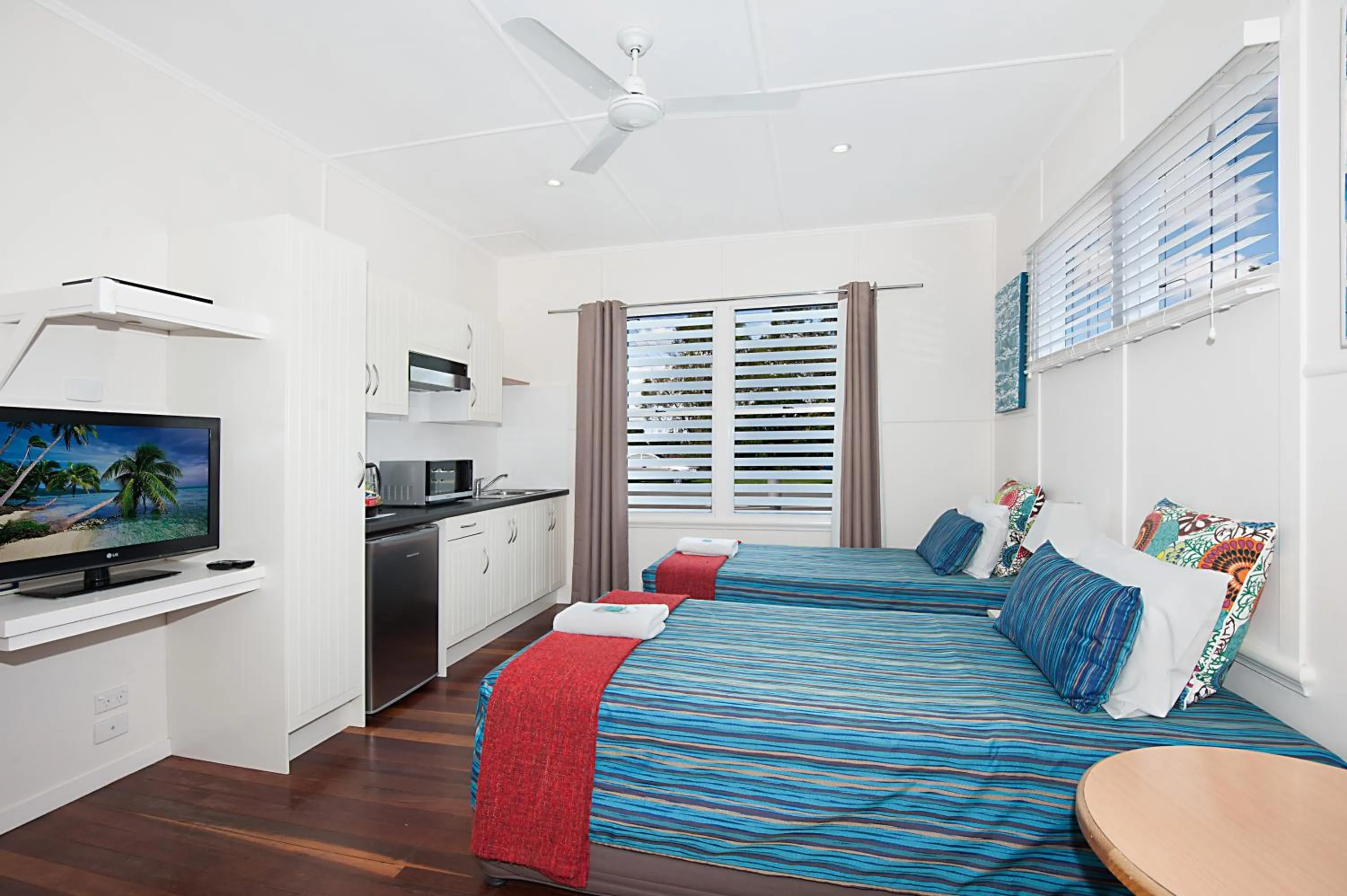 Coffee/tea facilities, Bed in La Costa Beachside Motel