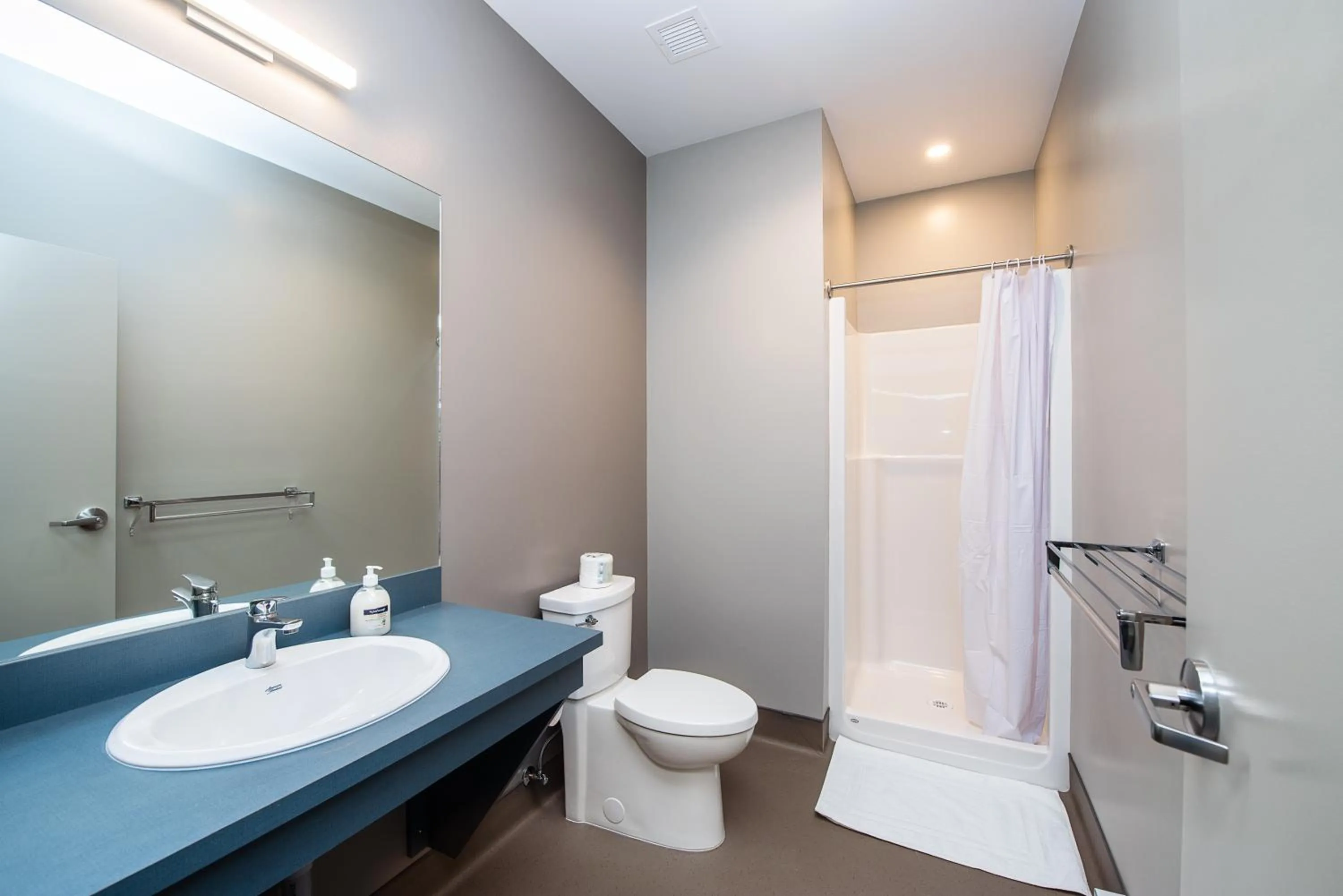 Shower in Nowhere Special Hostel