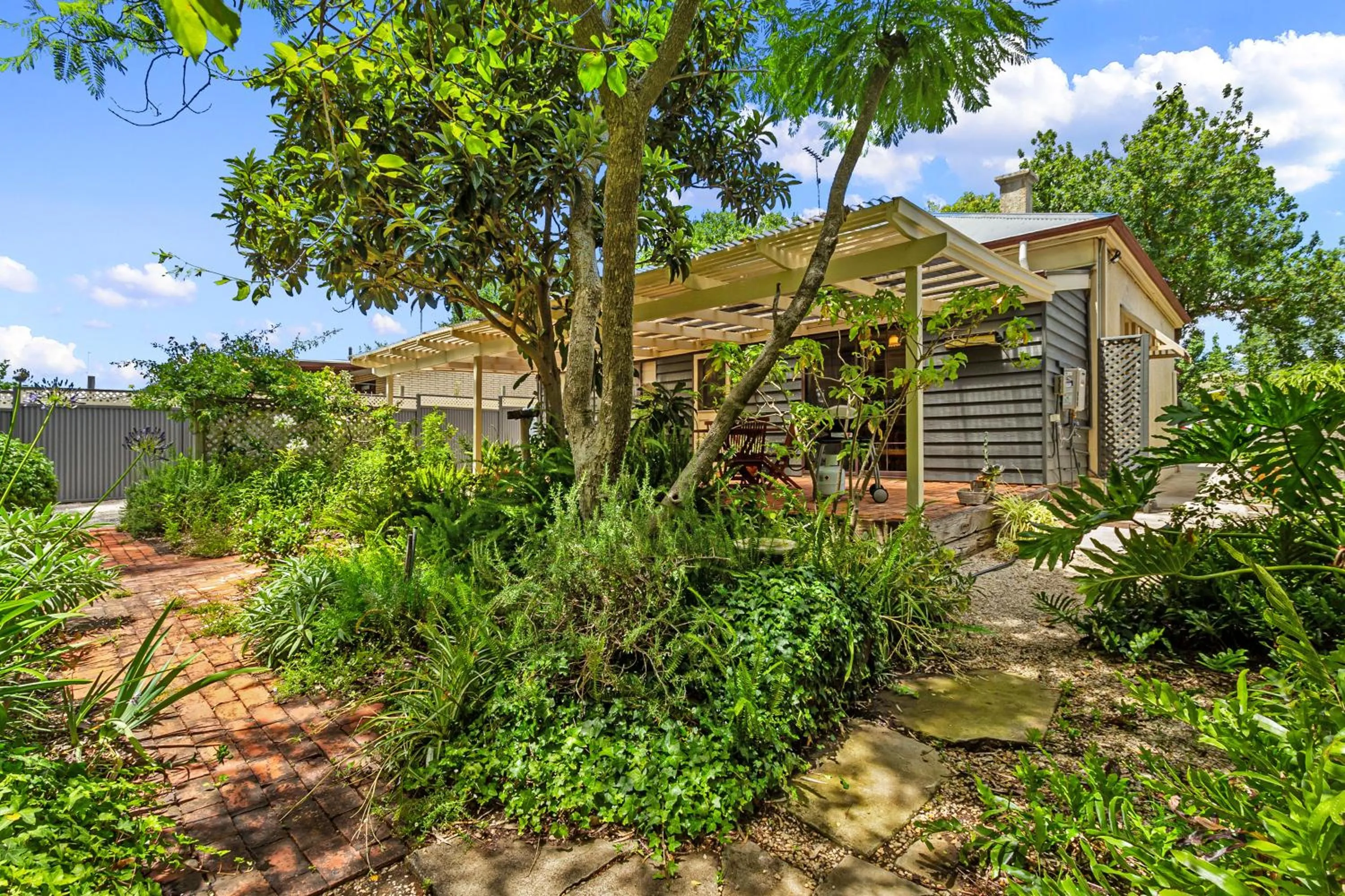 Garden view in Miriams Cottage