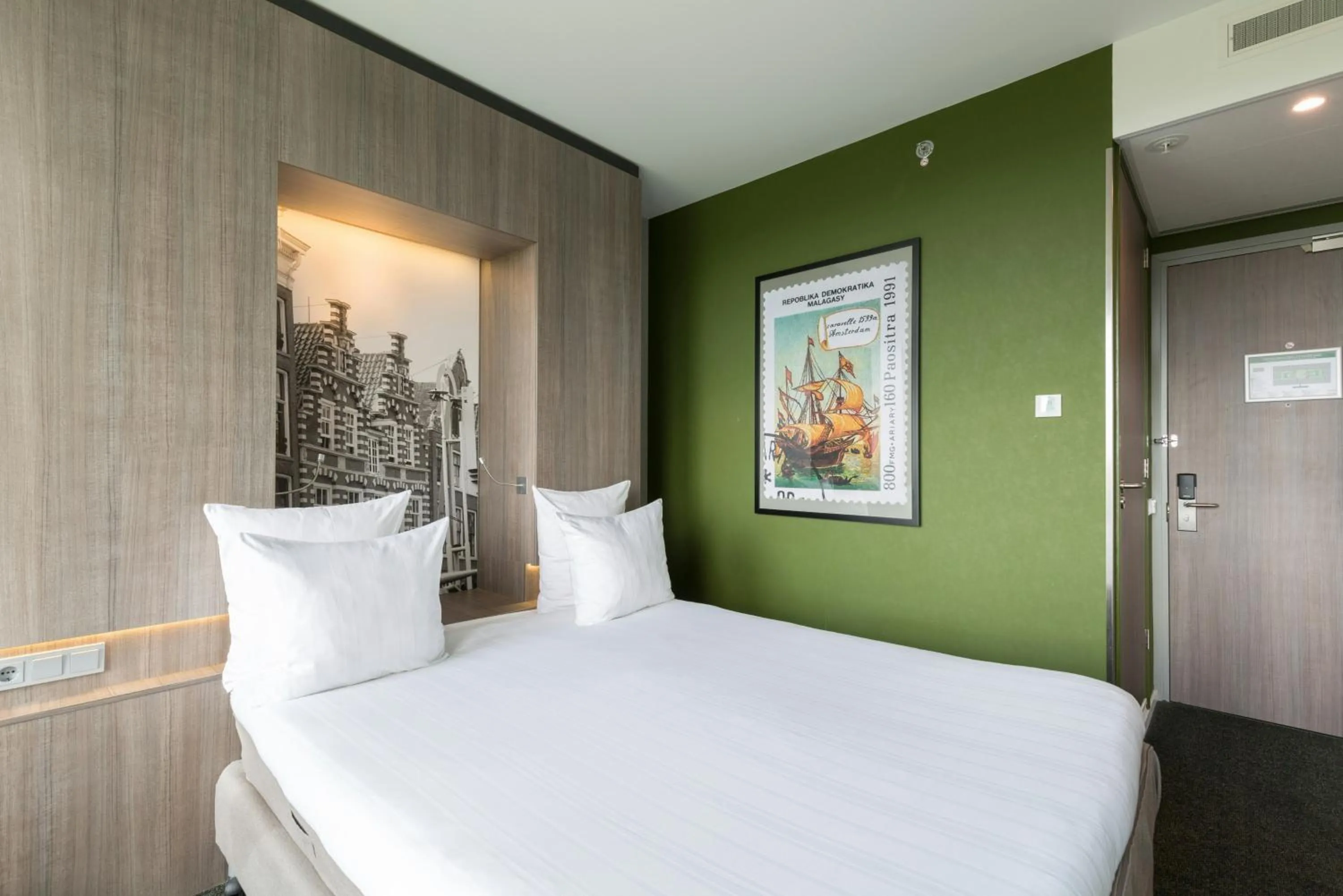 Photo of the whole room, Bed in Leonardo Hotel Amsterdam Rembrandtpark
