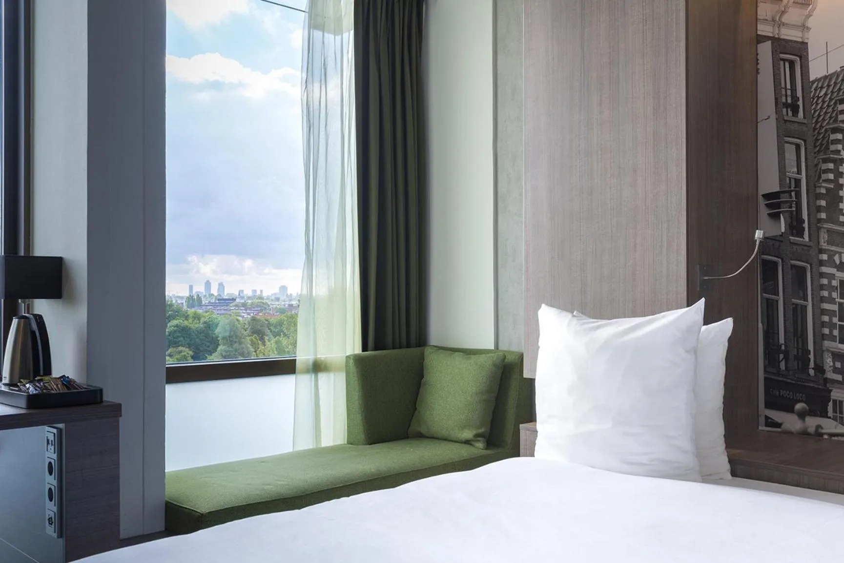 Property building, Bed in Leonardo Hotel Amsterdam Rembrandtpark