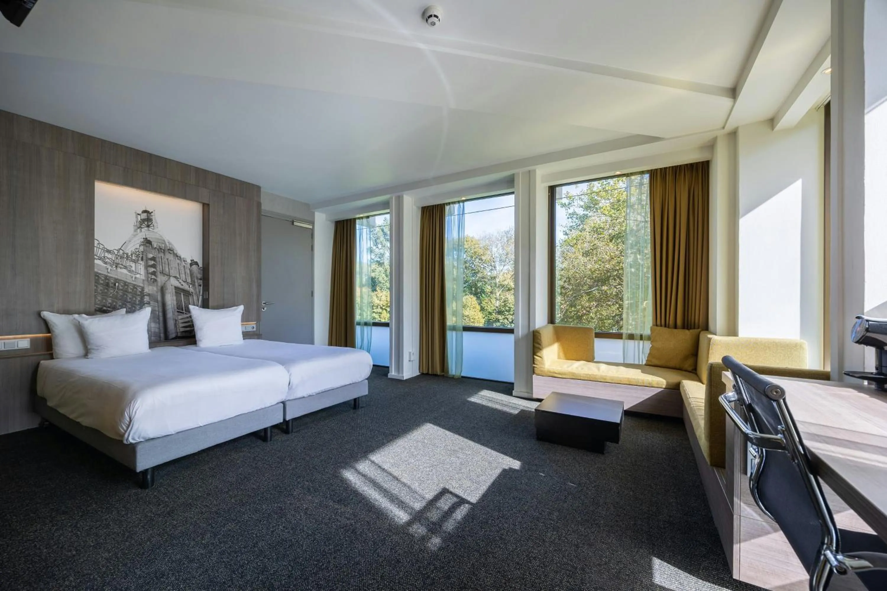 Photo of the whole room, Bed in Leonardo Hotel Amsterdam Rembrandtpark