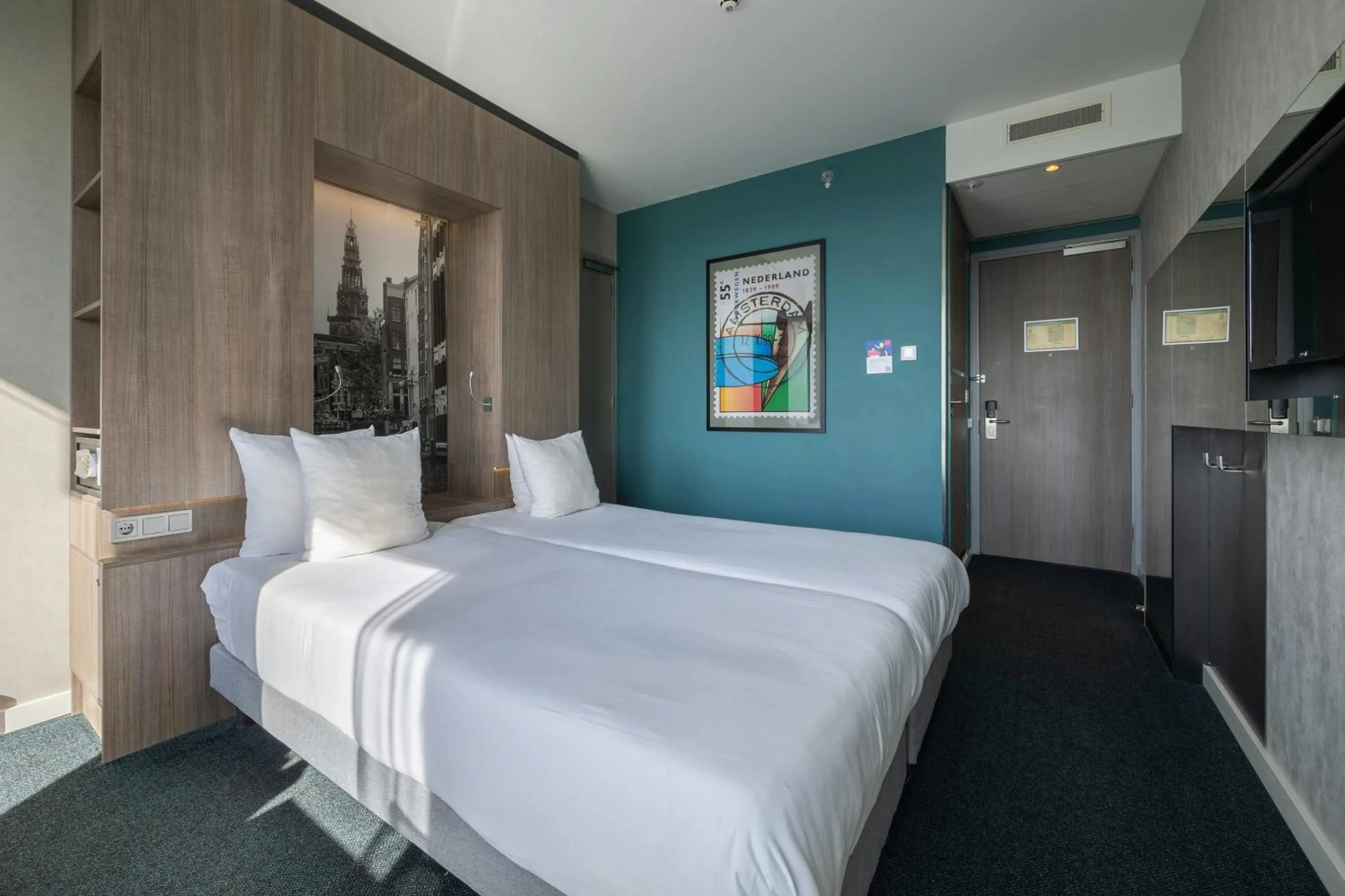 Photo of the whole room, Bed in Leonardo Hotel Amsterdam Rembrandtpark