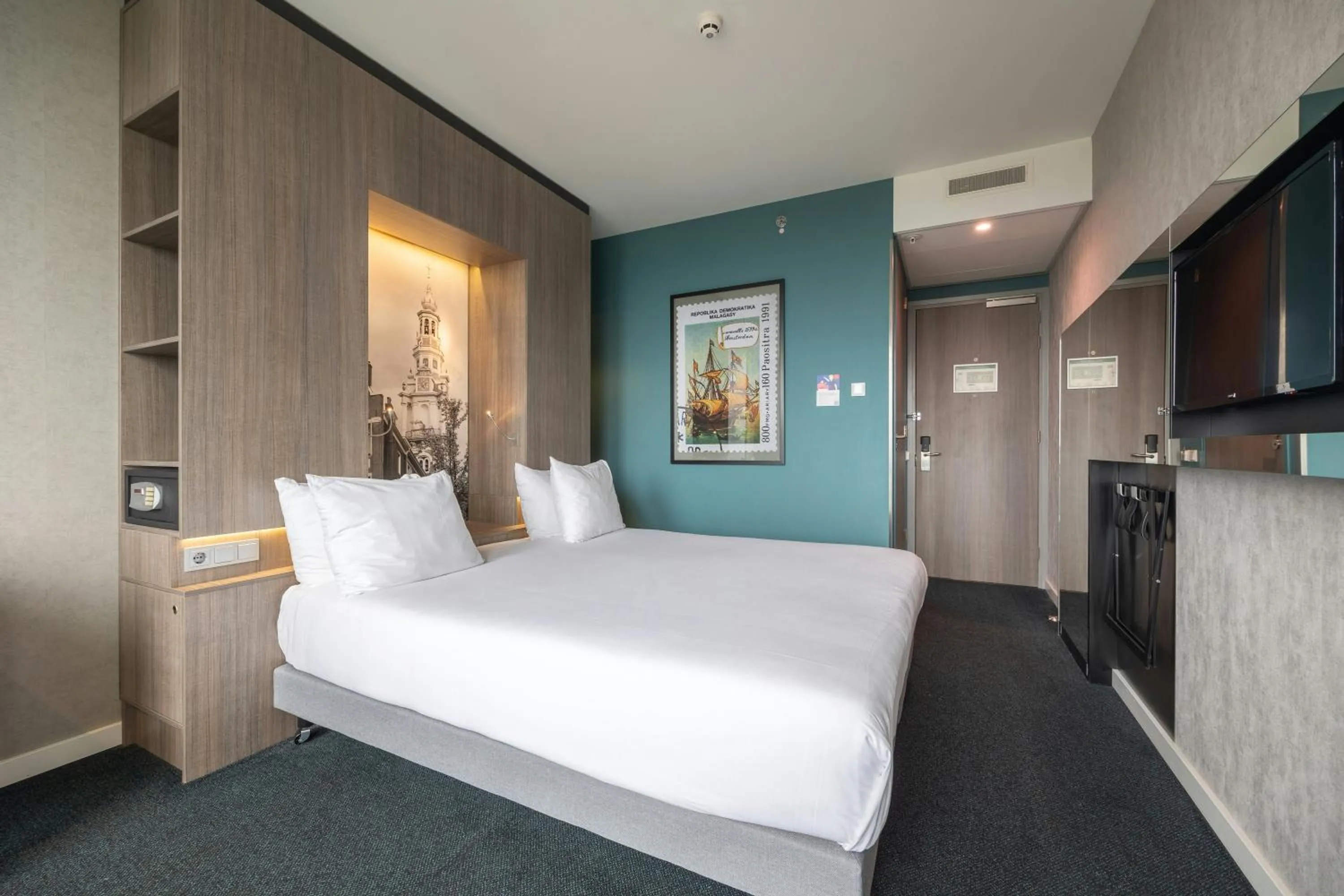 Photo of the whole room, Bed in Leonardo Hotel Amsterdam Rembrandtpark