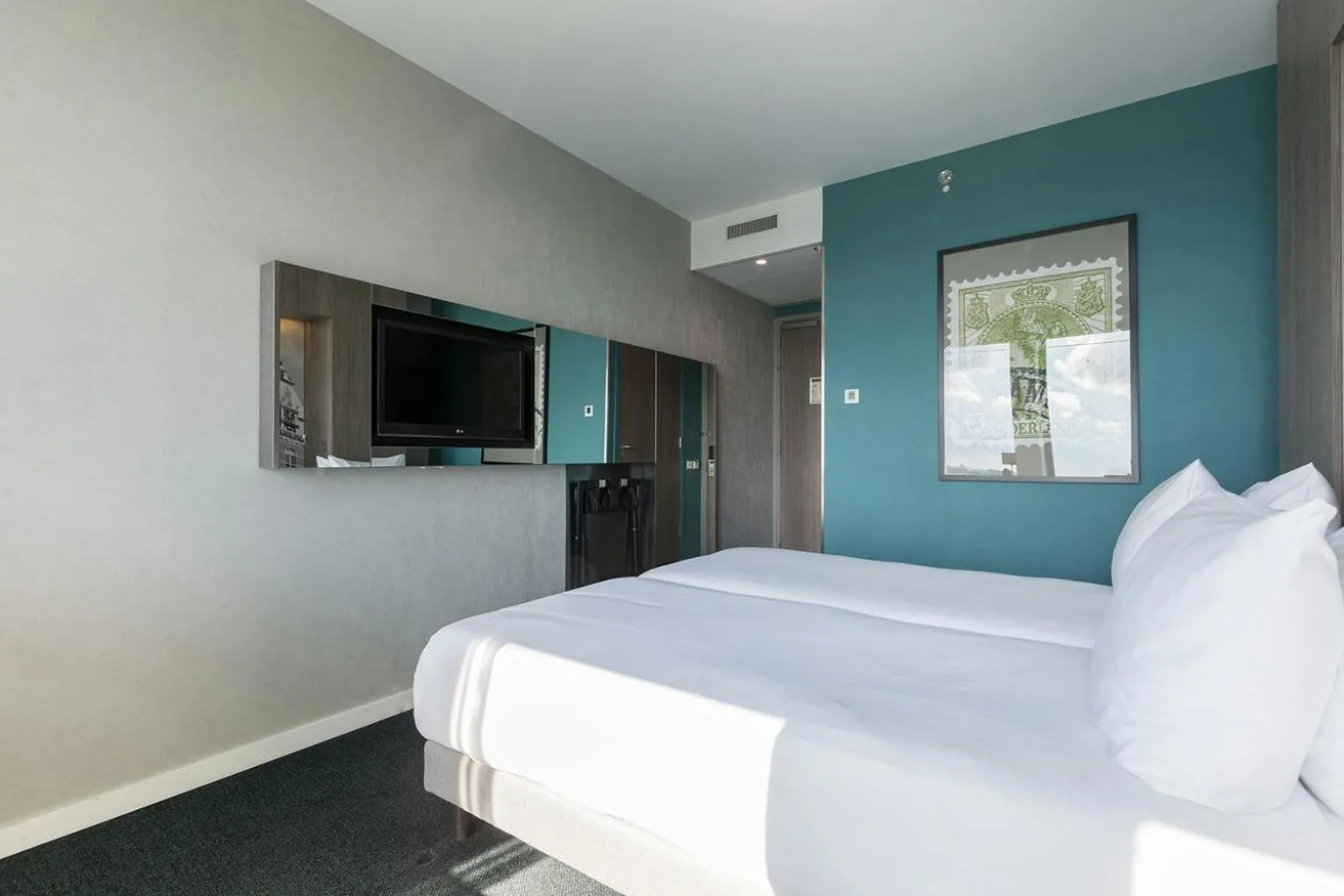 Photo of the whole room, Bed in Leonardo Hotel Amsterdam Rembrandtpark