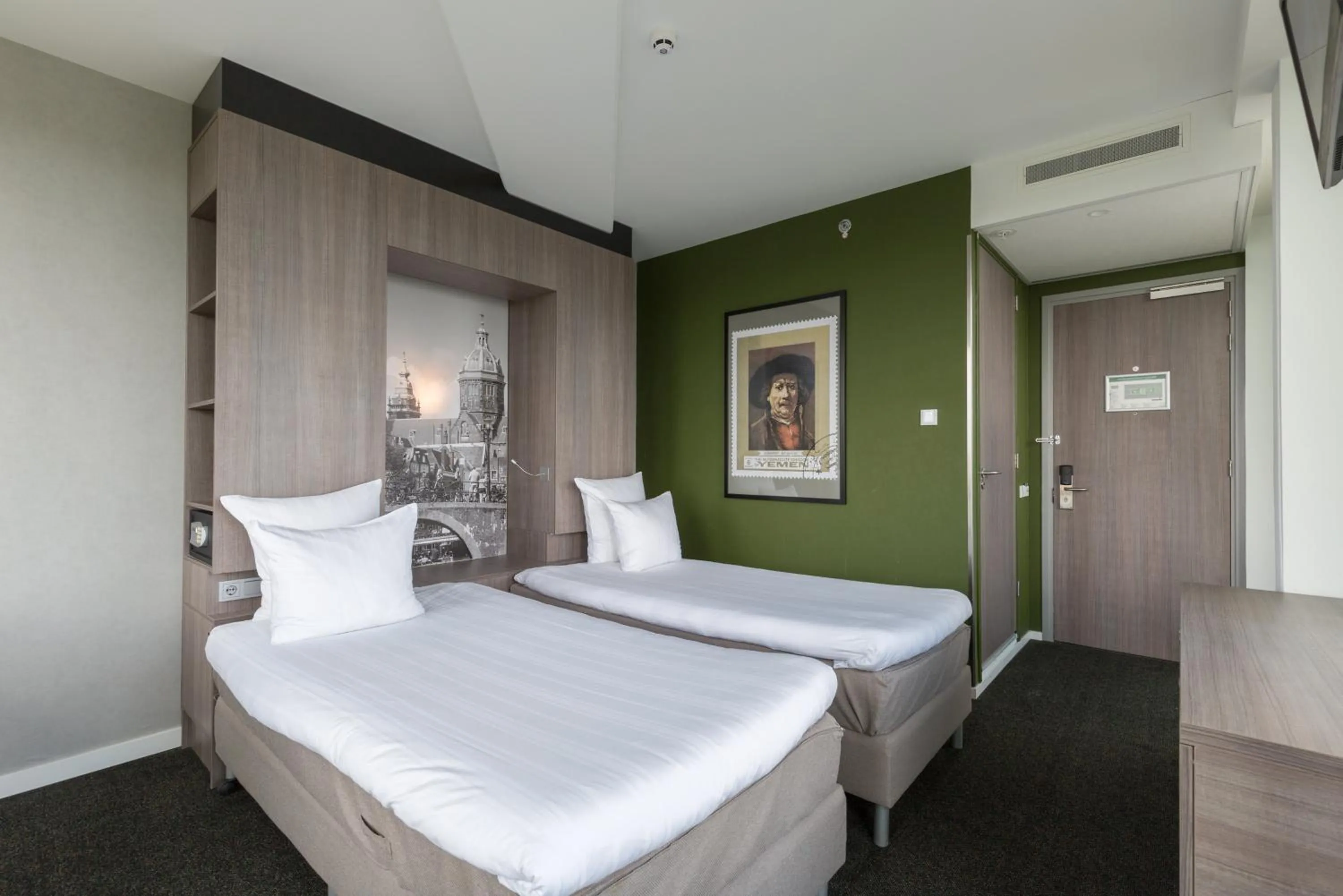 Photo of the whole room, Bed in Leonardo Hotel Amsterdam Rembrandtpark