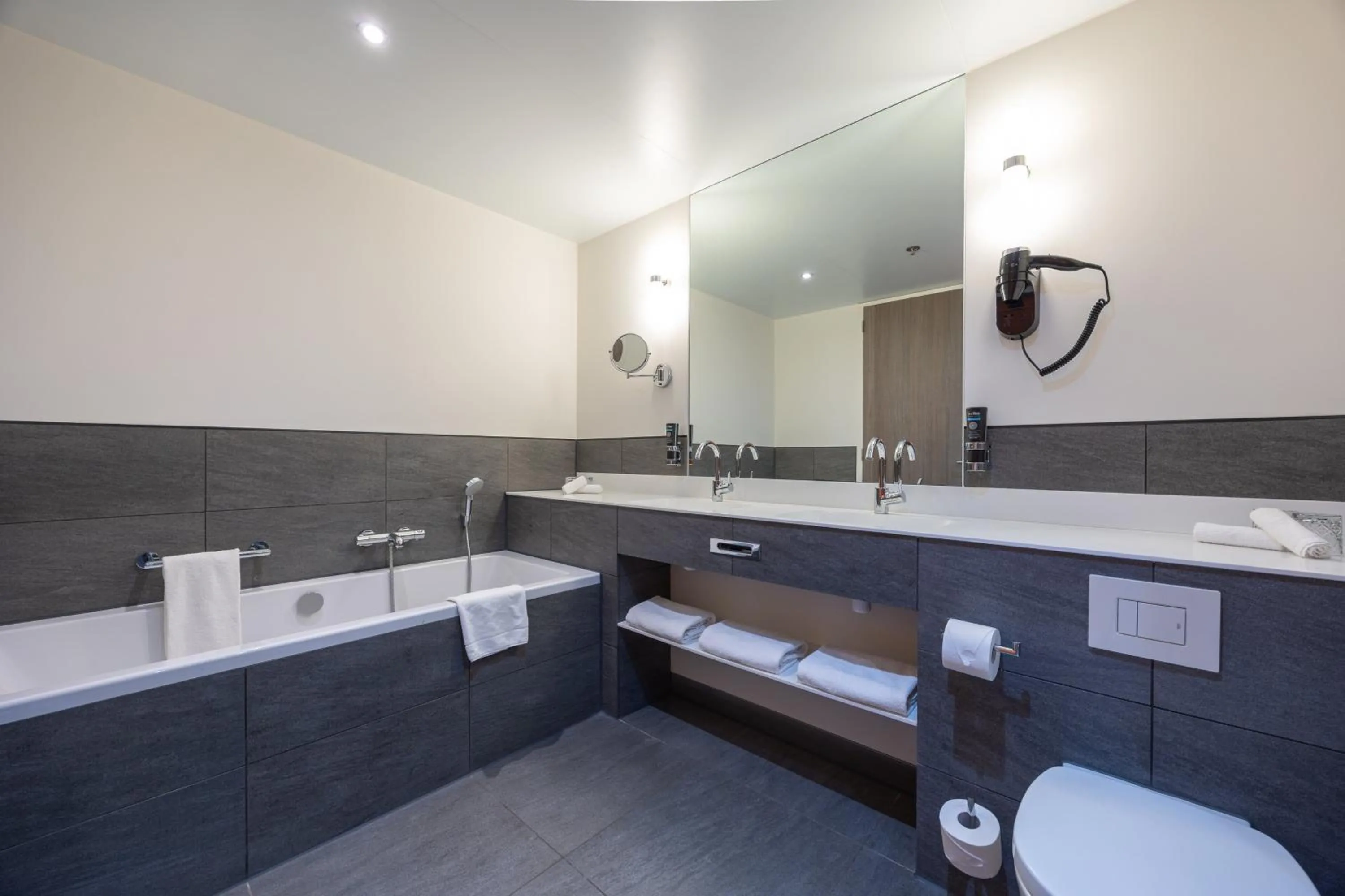 Bathroom in Leonardo Hotel Amsterdam Rembrandtpark