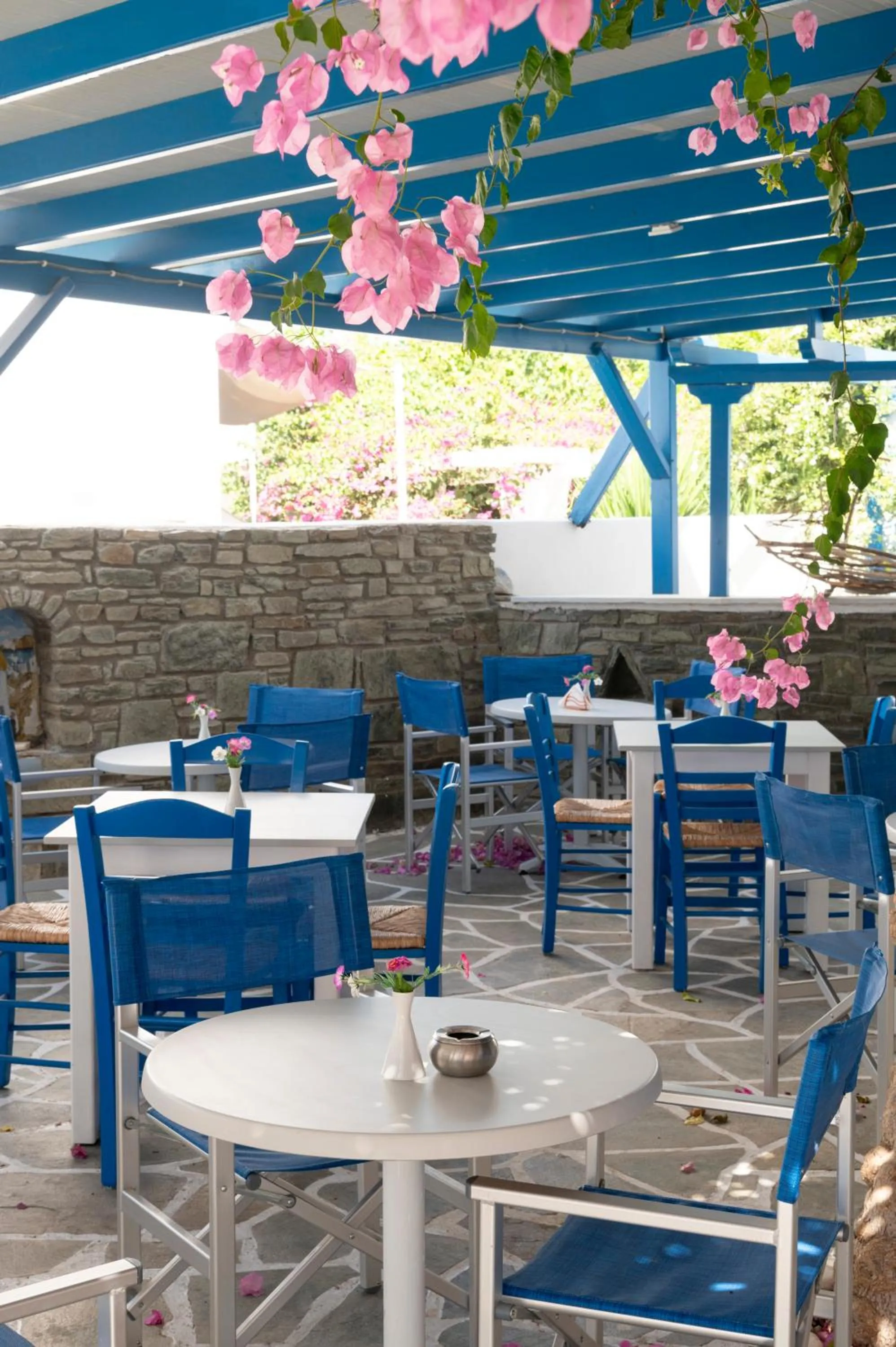 Restaurant/places to eat in Ayeri Hotel