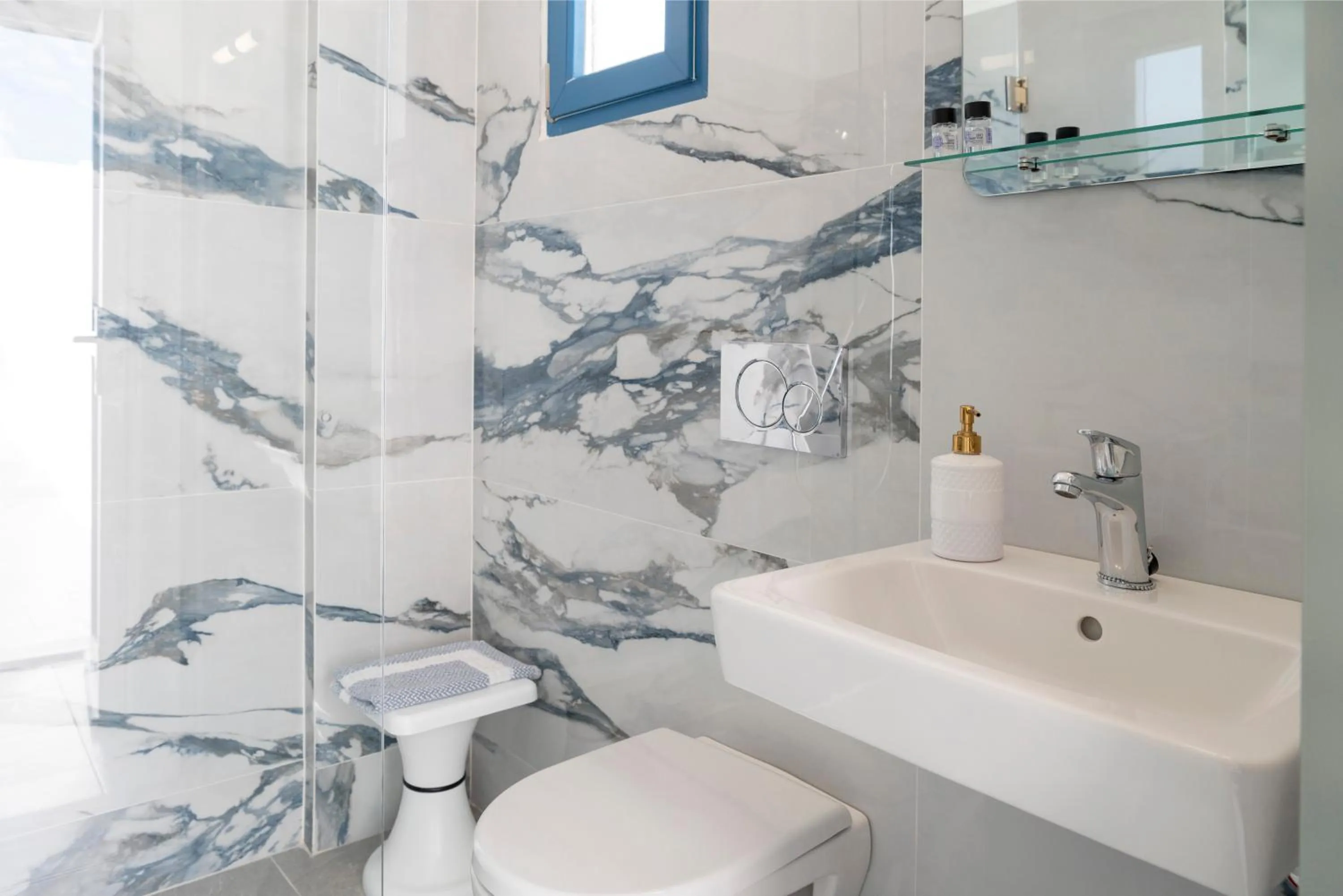 Property building in Ayeri Hotel