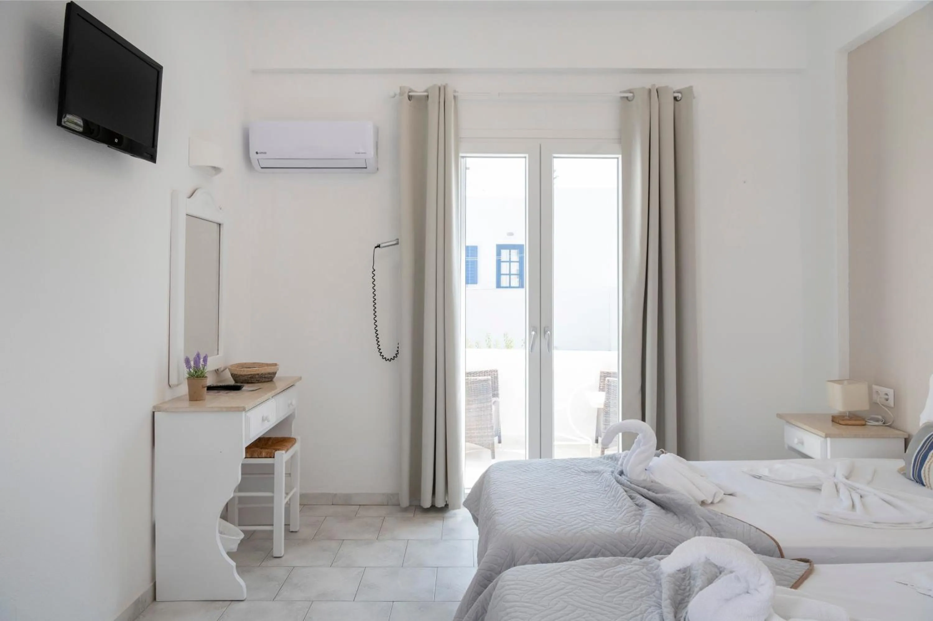 Property building, Bed in Ayeri Hotel