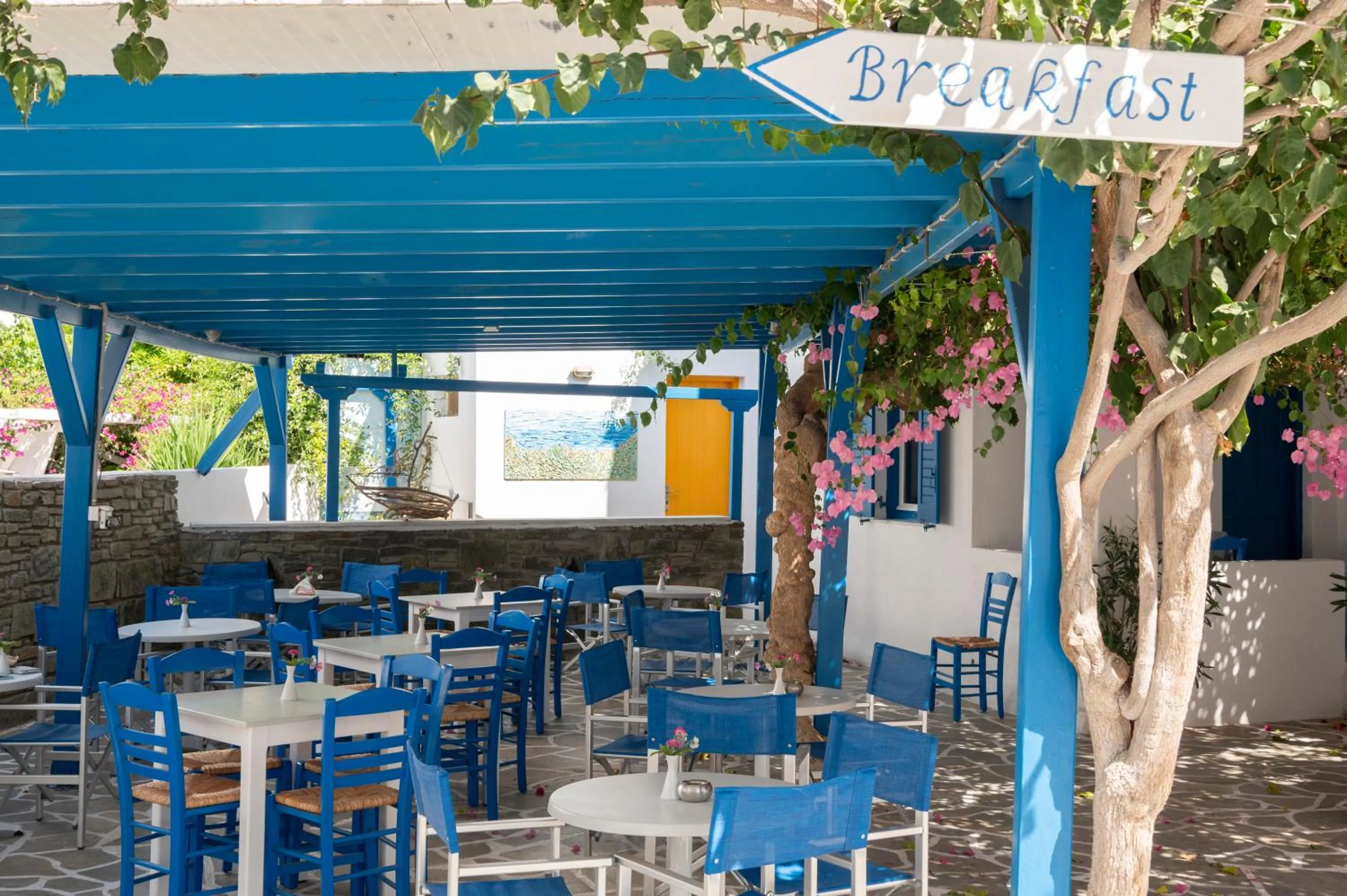 Restaurant/places to eat in Ayeri Hotel