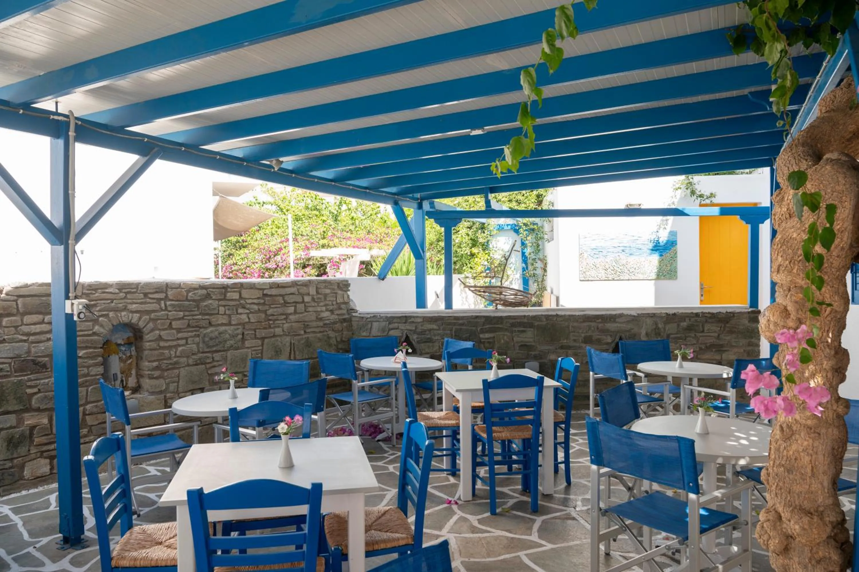 Restaurant/places to eat in Ayeri Hotel