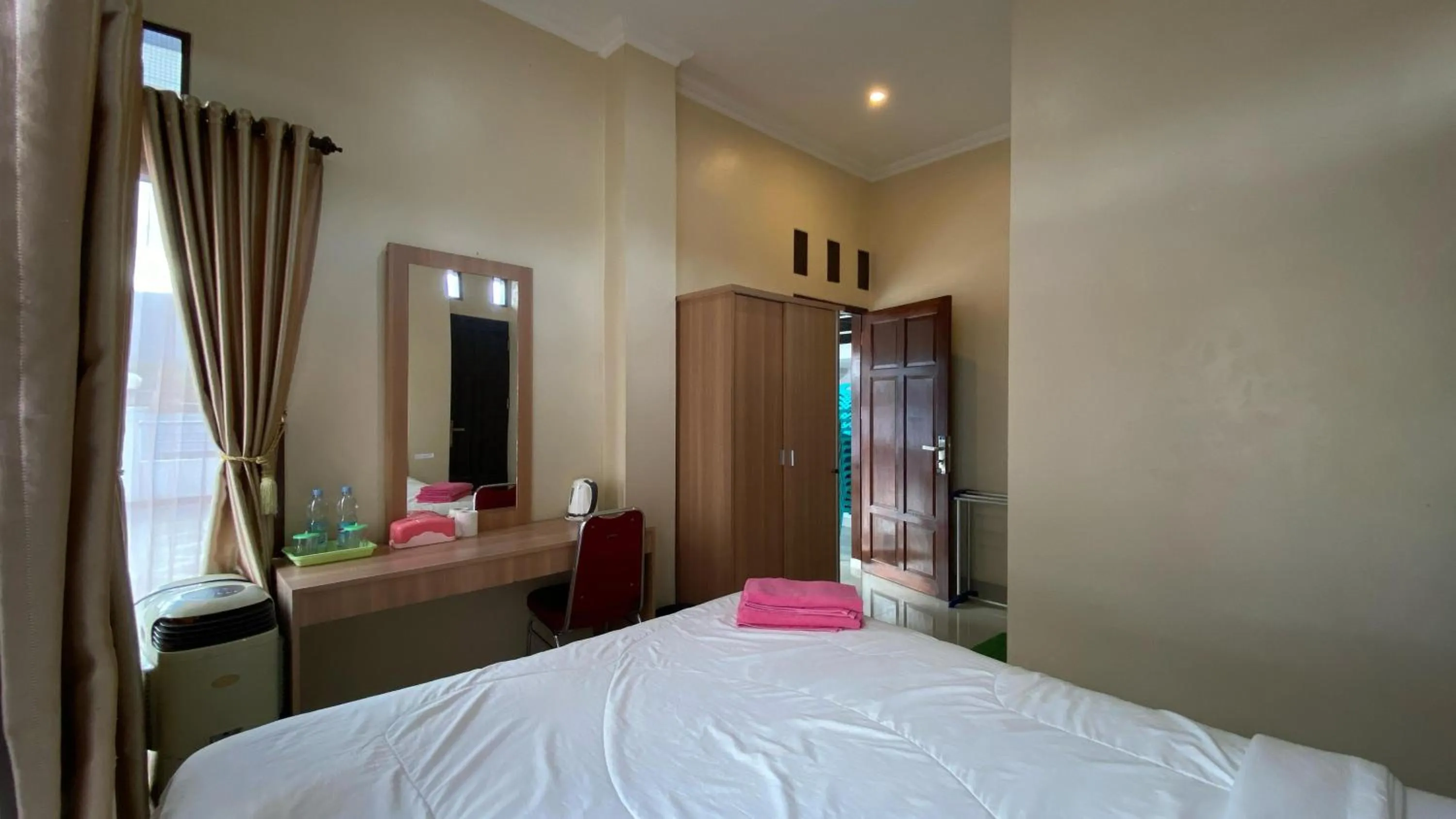 Bedroom, Bed in Toraja Lodge Guest House