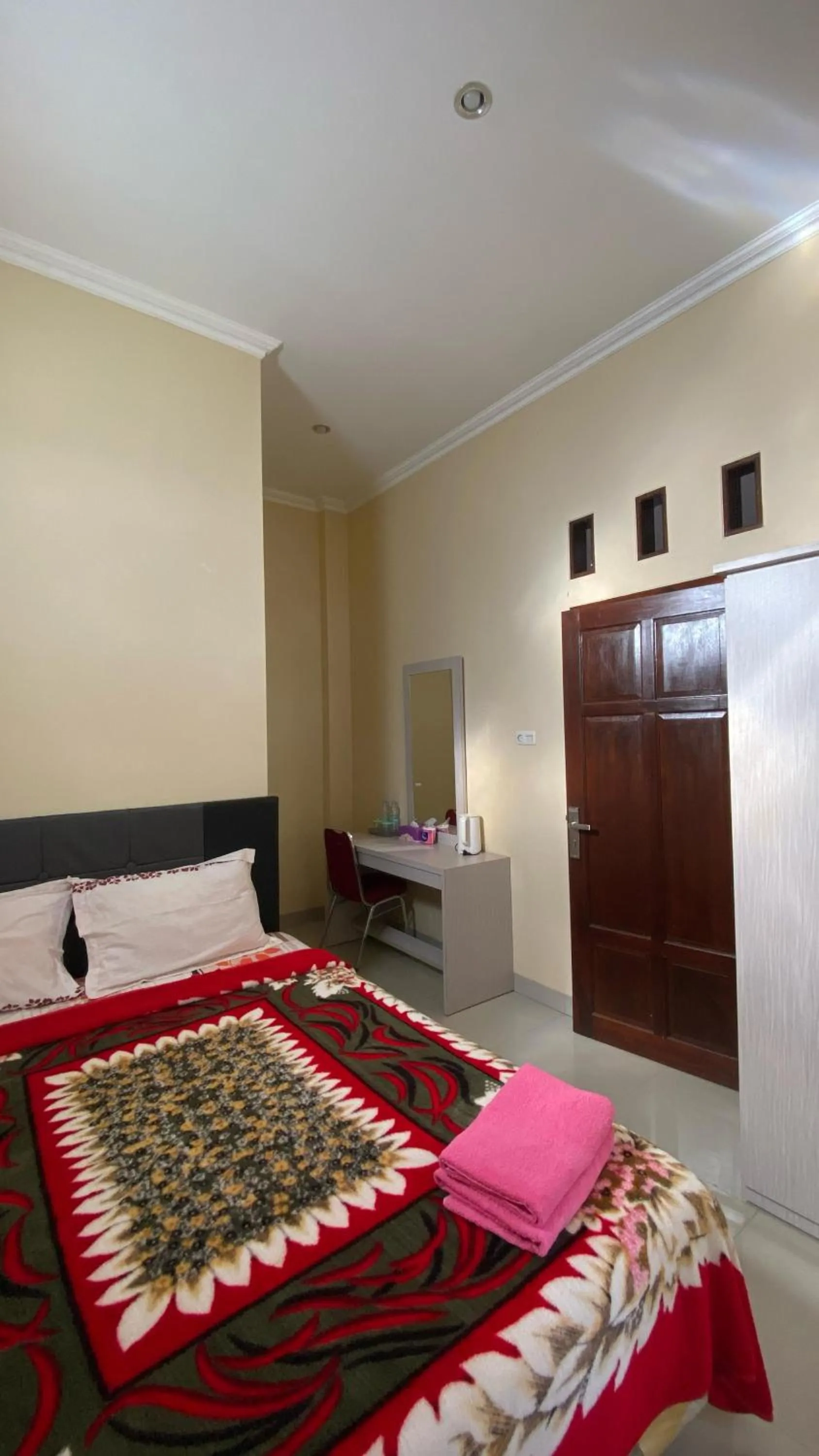 Bedroom, Bed in Toraja Lodge Guest House