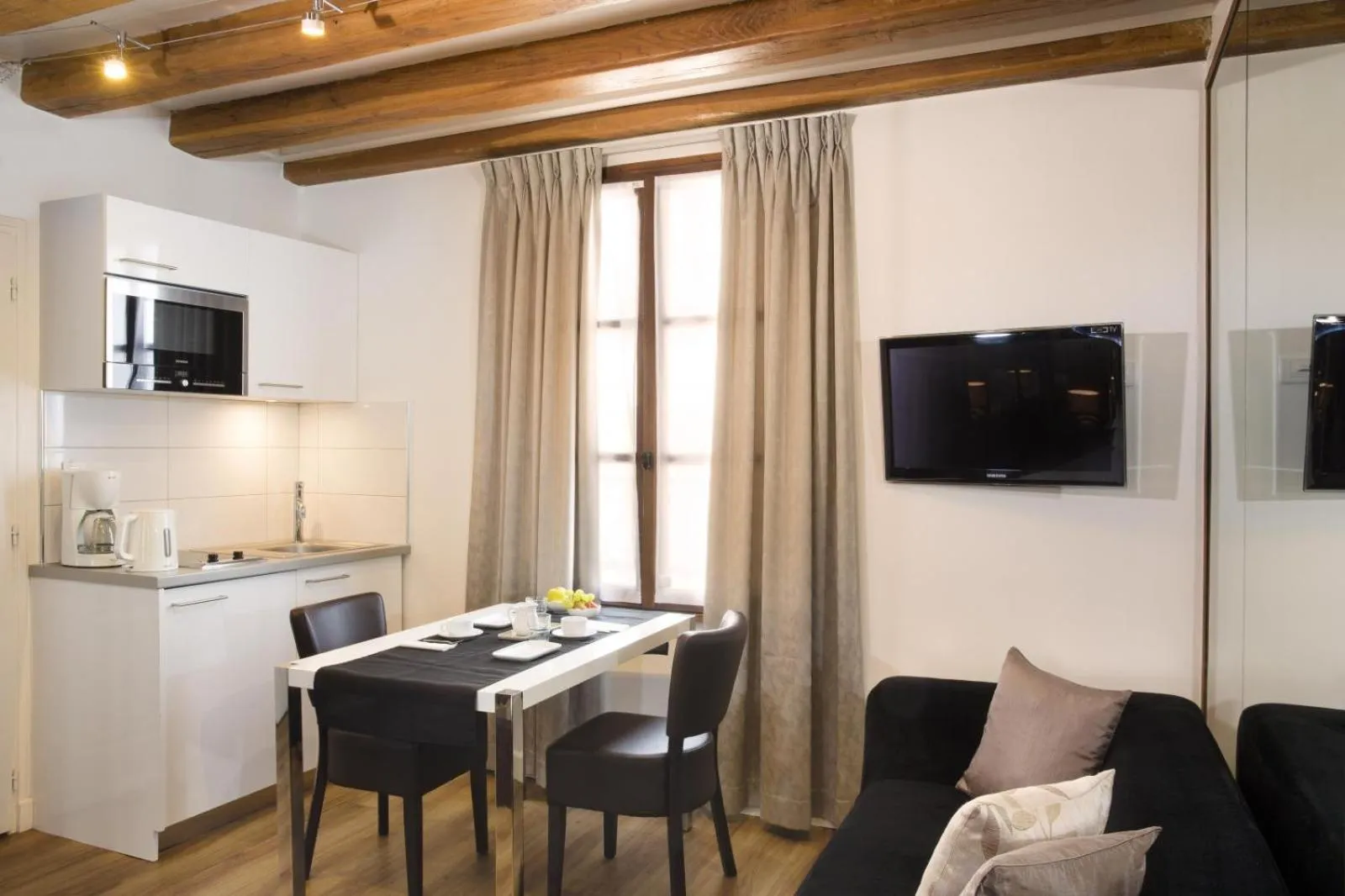 Dining area in Résidence du Lion d'Or Louvre