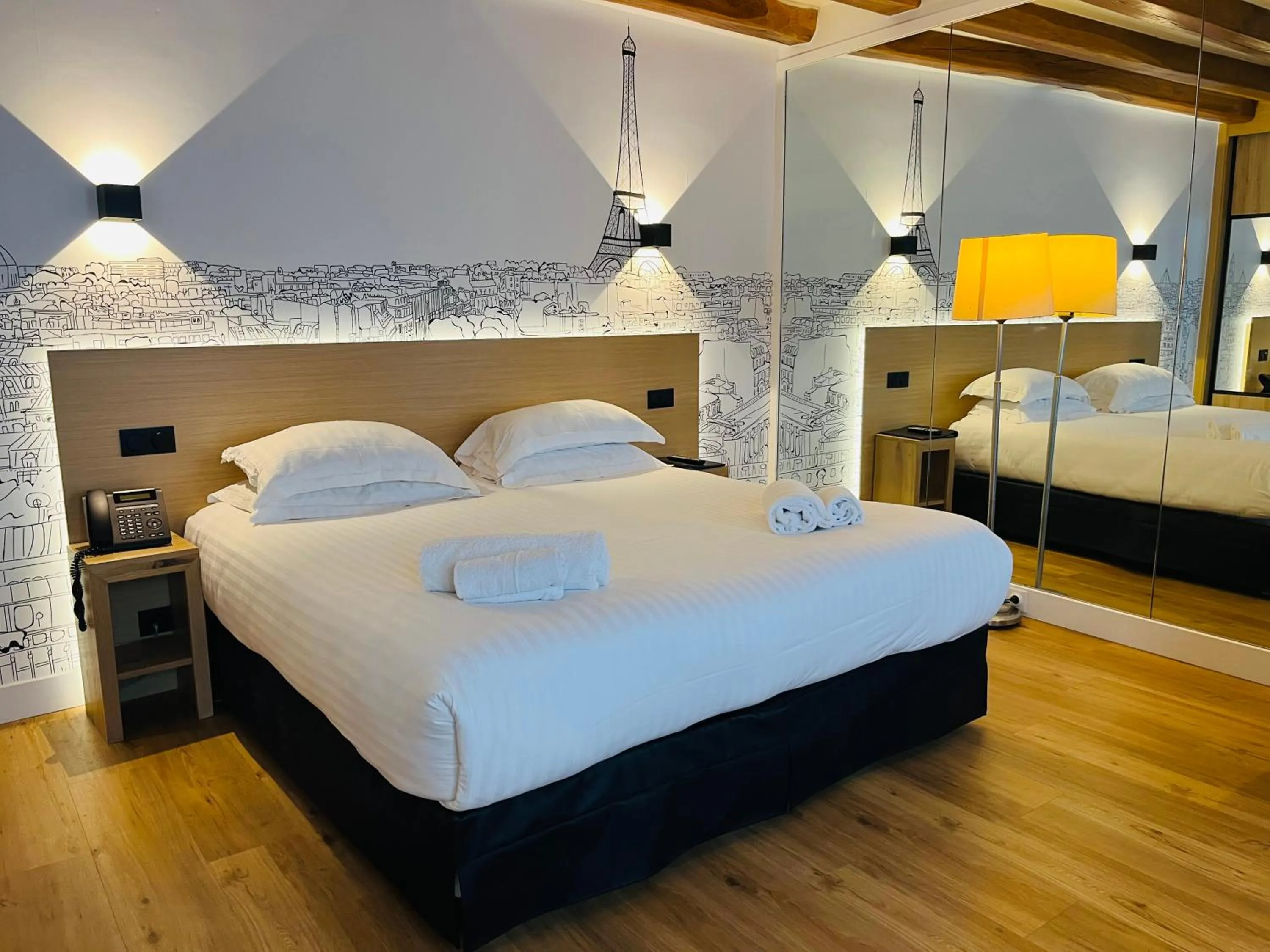 Bedroom, Bed in Résidence du Lion d'Or Louvre