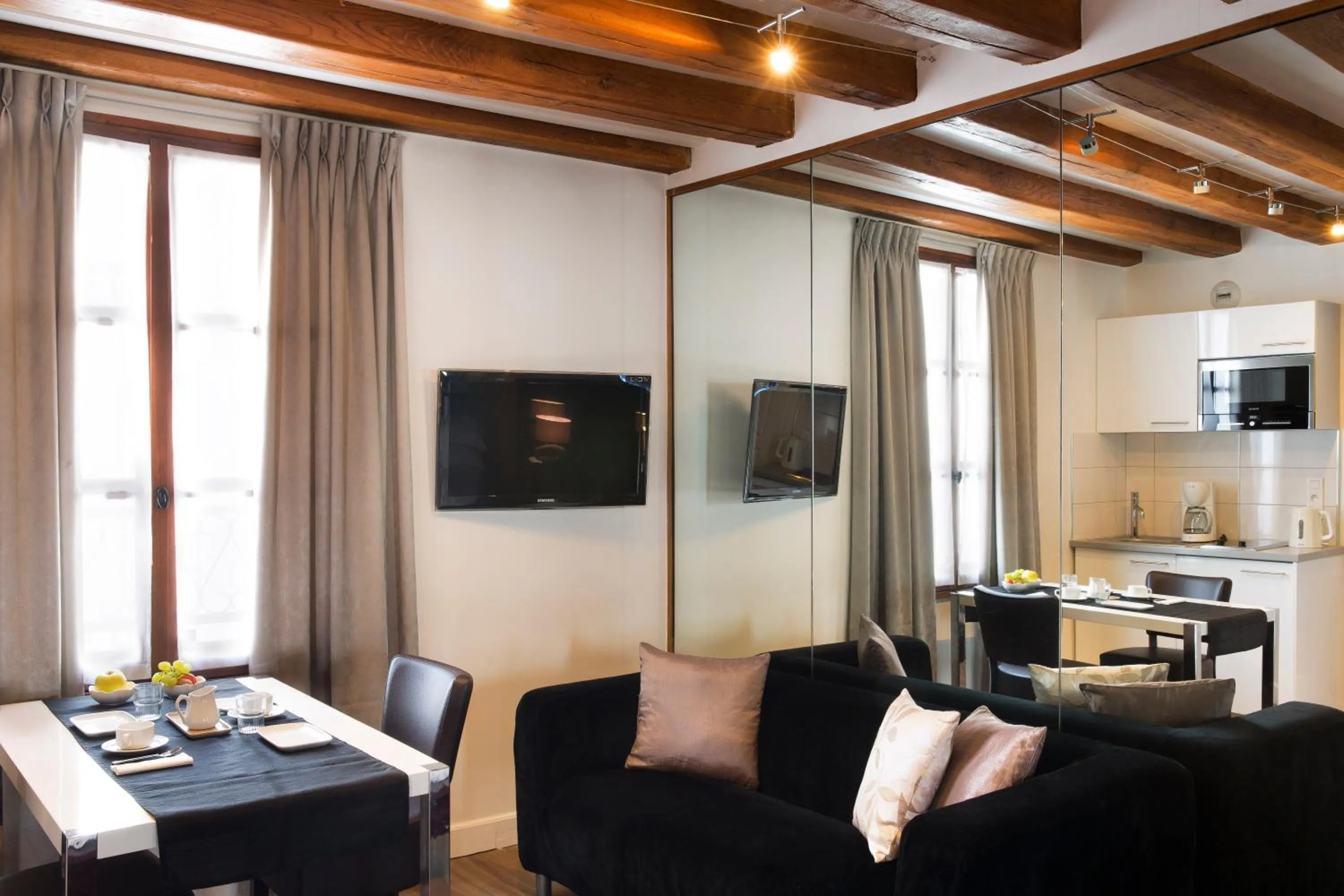 Photo of the whole room in Résidence du Lion d'Or Louvre