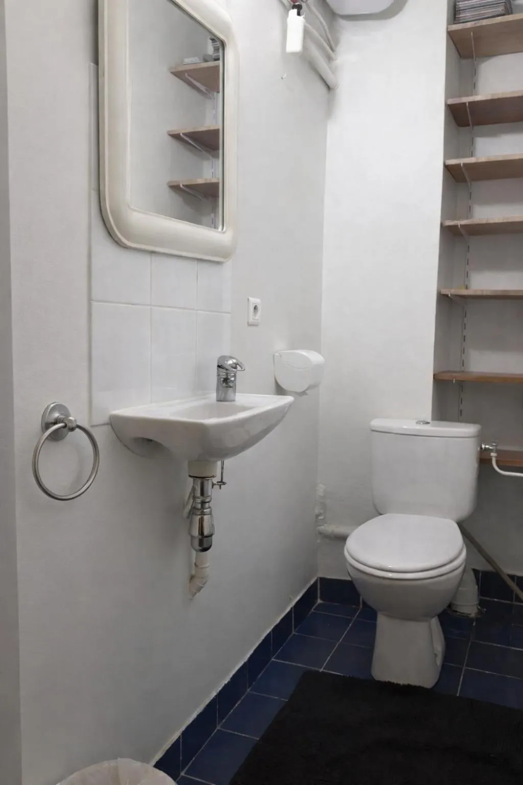 Toilet in Lion d'Or Paris Suites