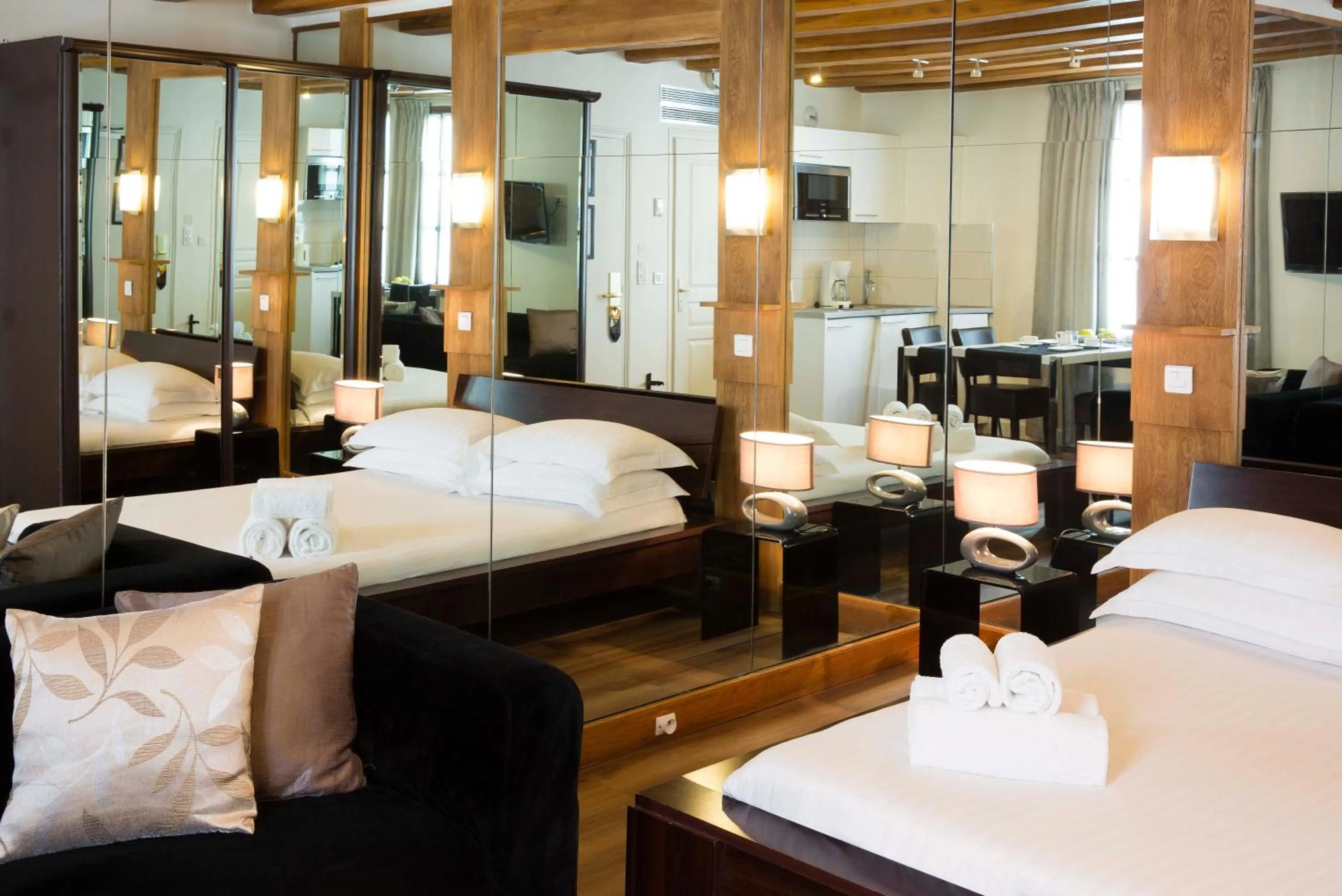 Photo of the whole room, Bed in Résidence du Lion d'Or Louvre