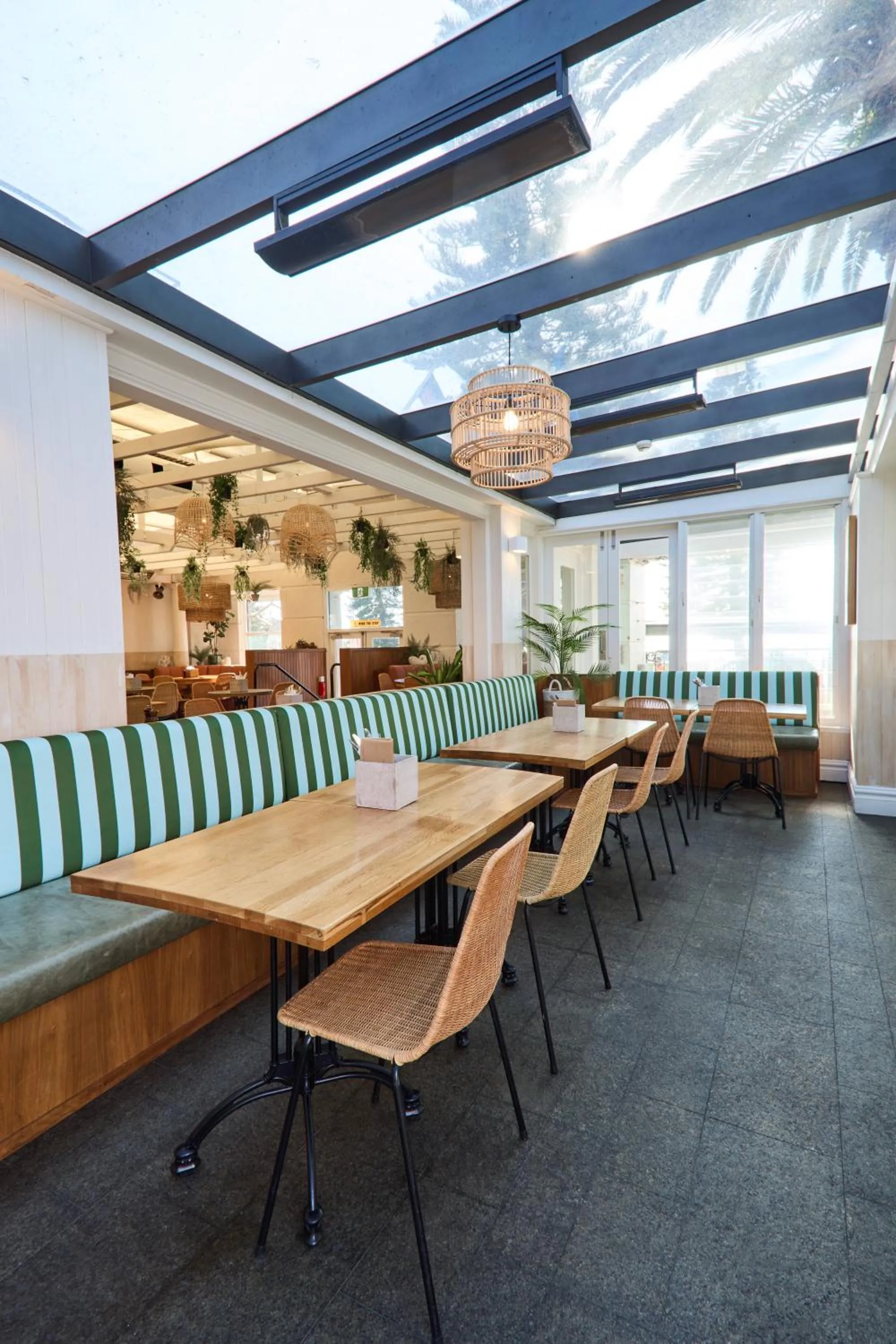 Restaurant/places to eat in Coogee Bay Hotel