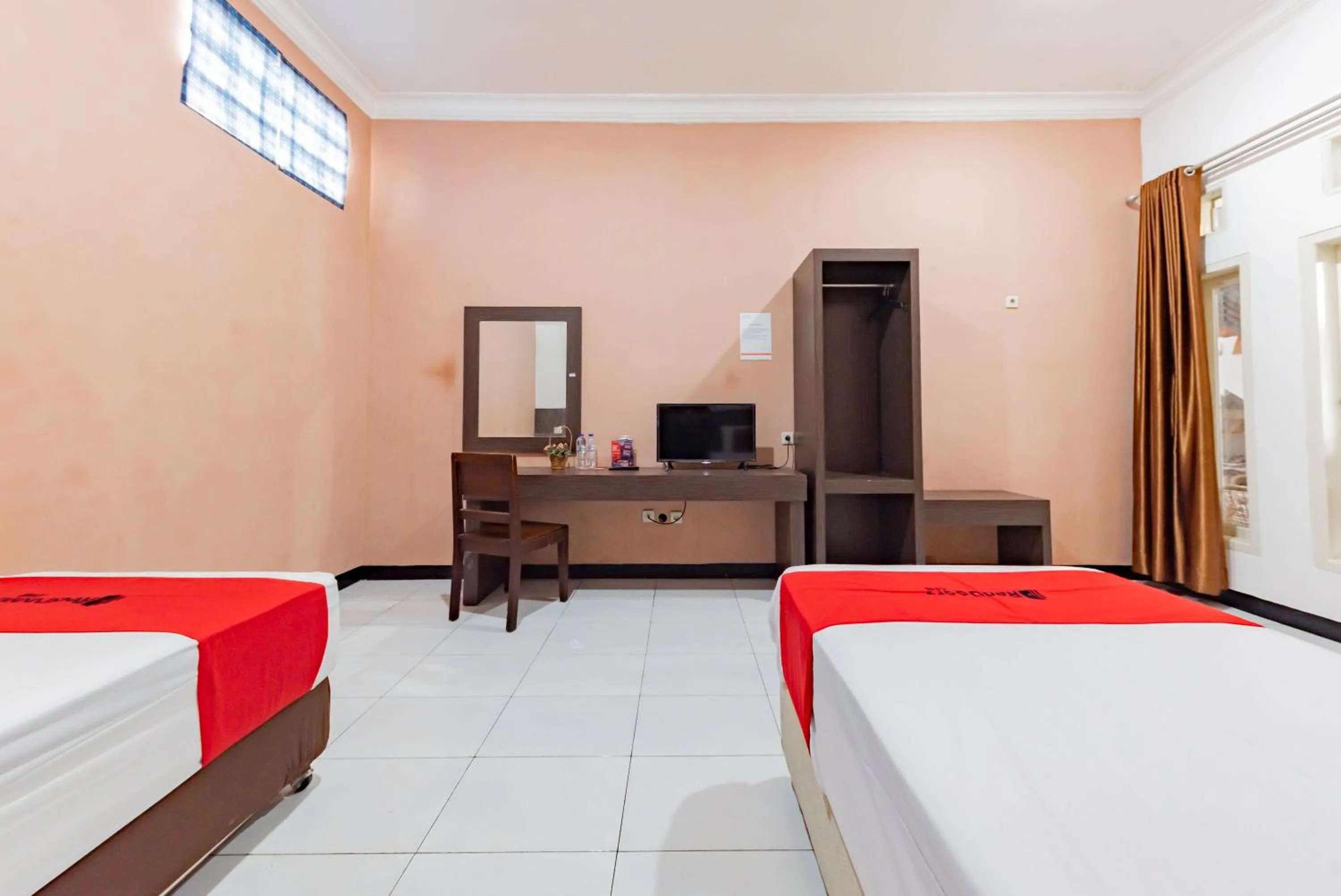 Bedroom, Bed in RedDoorz near Kejaksan Station Cirebon