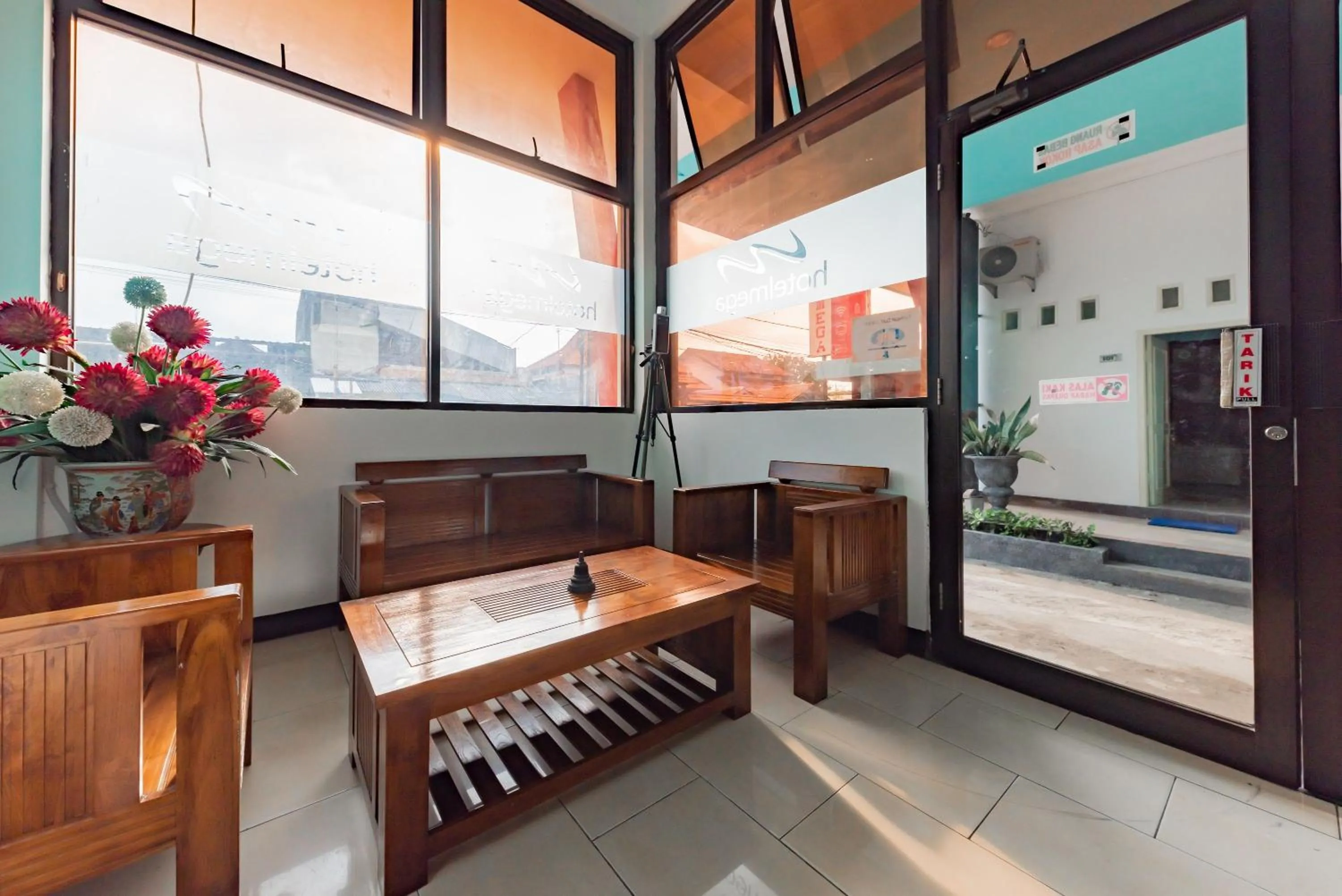 Living room in RedDoorz near Kejaksan Station Cirebon