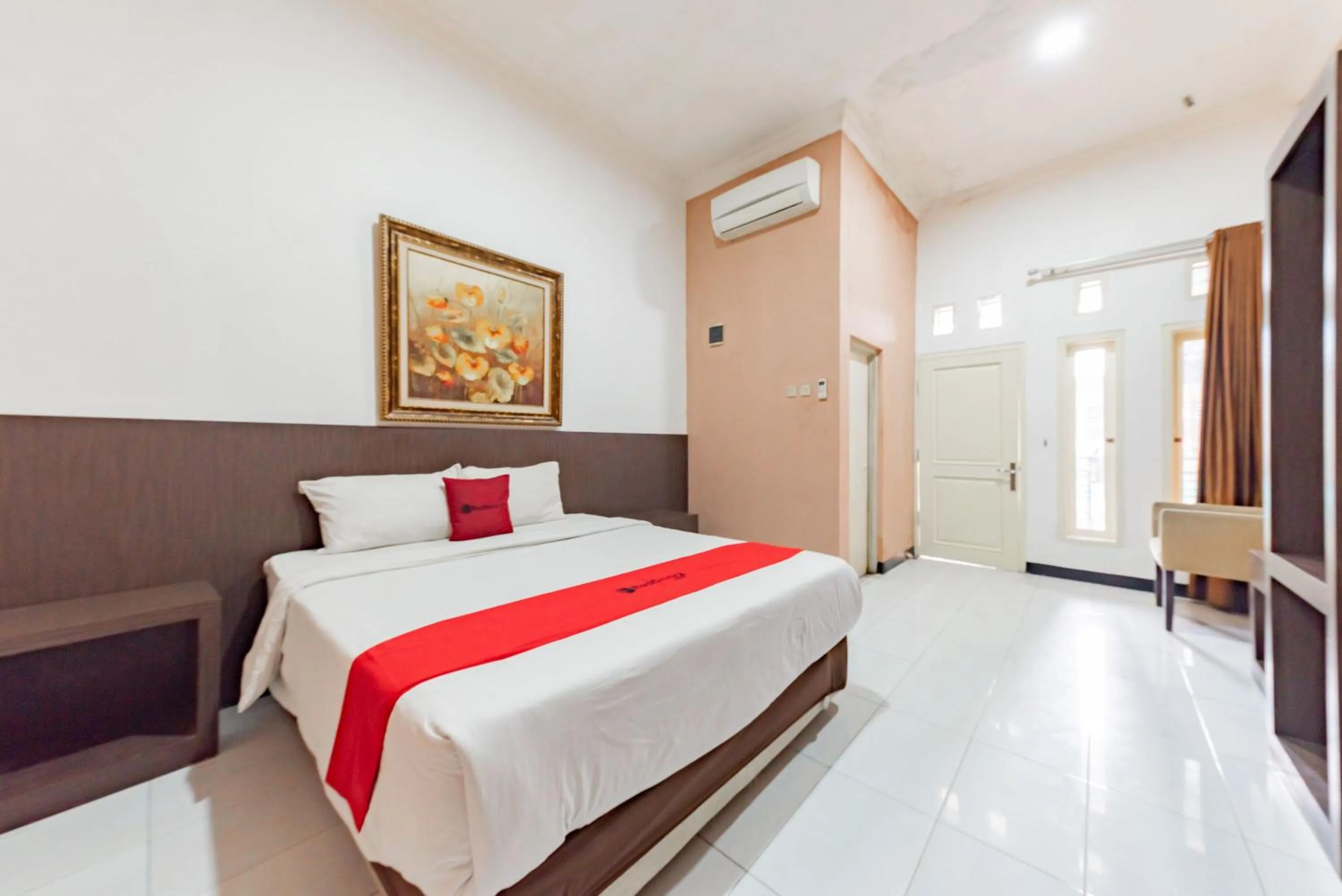 Bedroom, Bed in RedDoorz near Kejaksan Station Cirebon