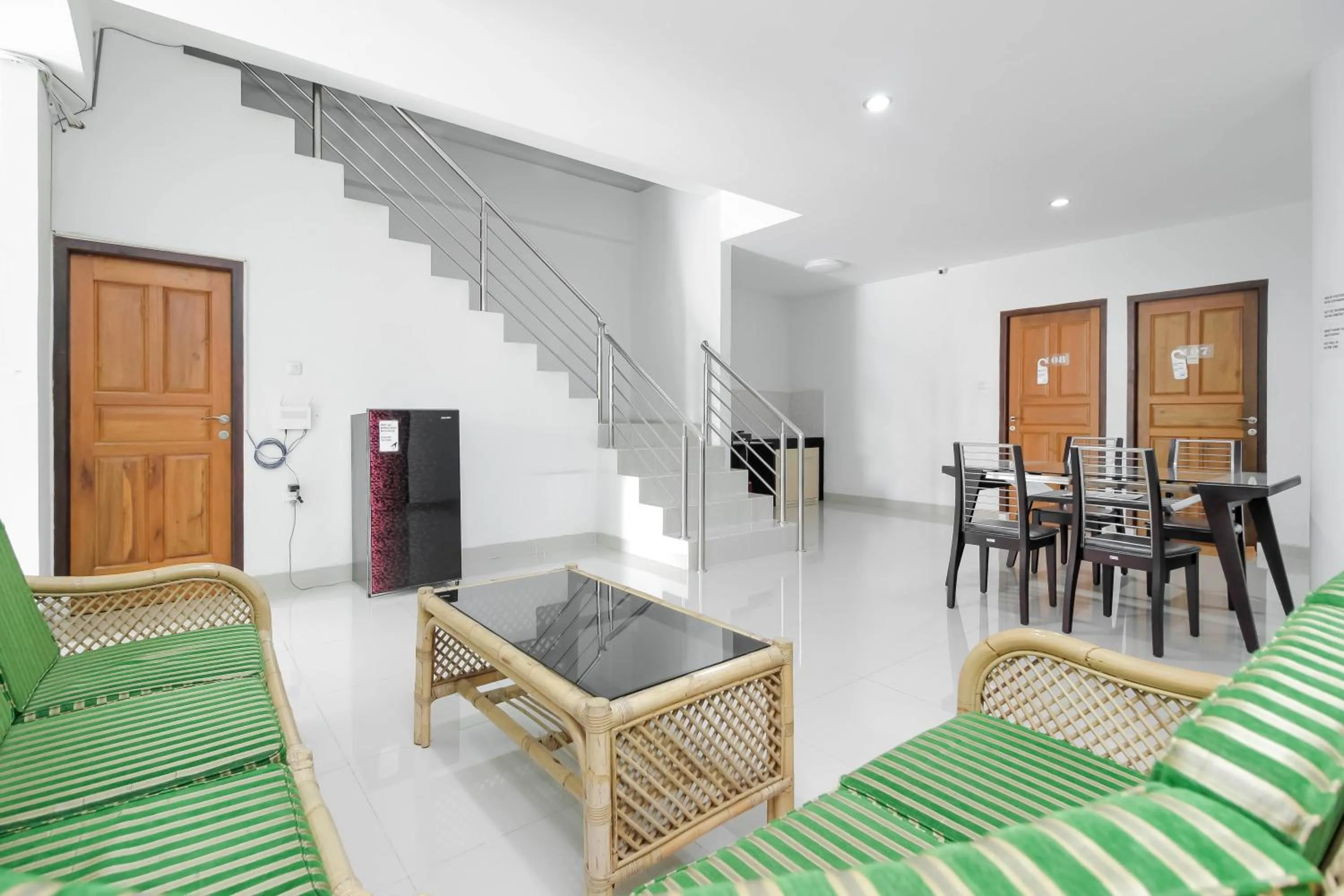 Seating area in RedDoorz near Siloam Hospital Palembang