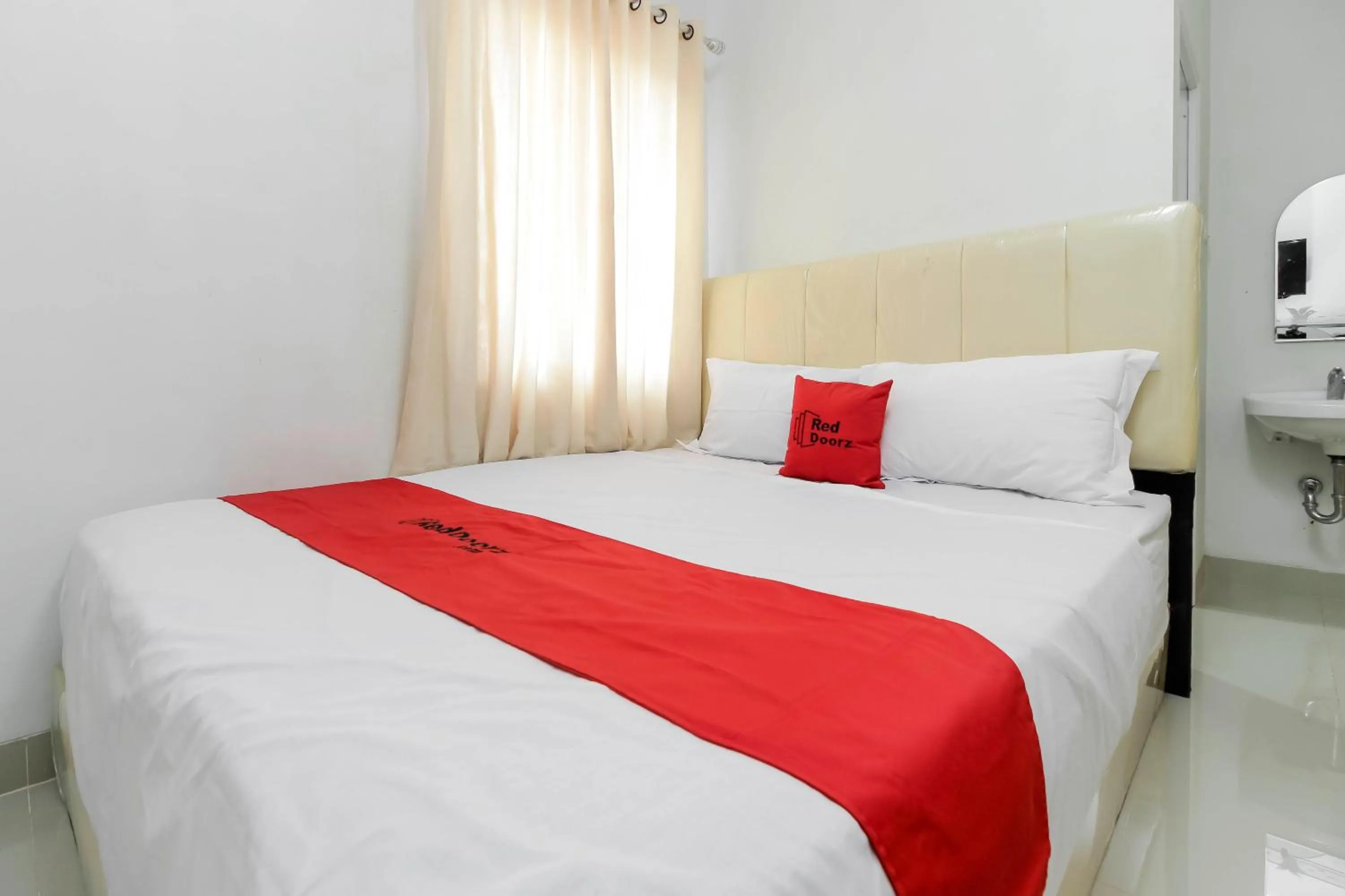 Bedroom, Bed in RedDoorz near Siloam Hospital Palembang