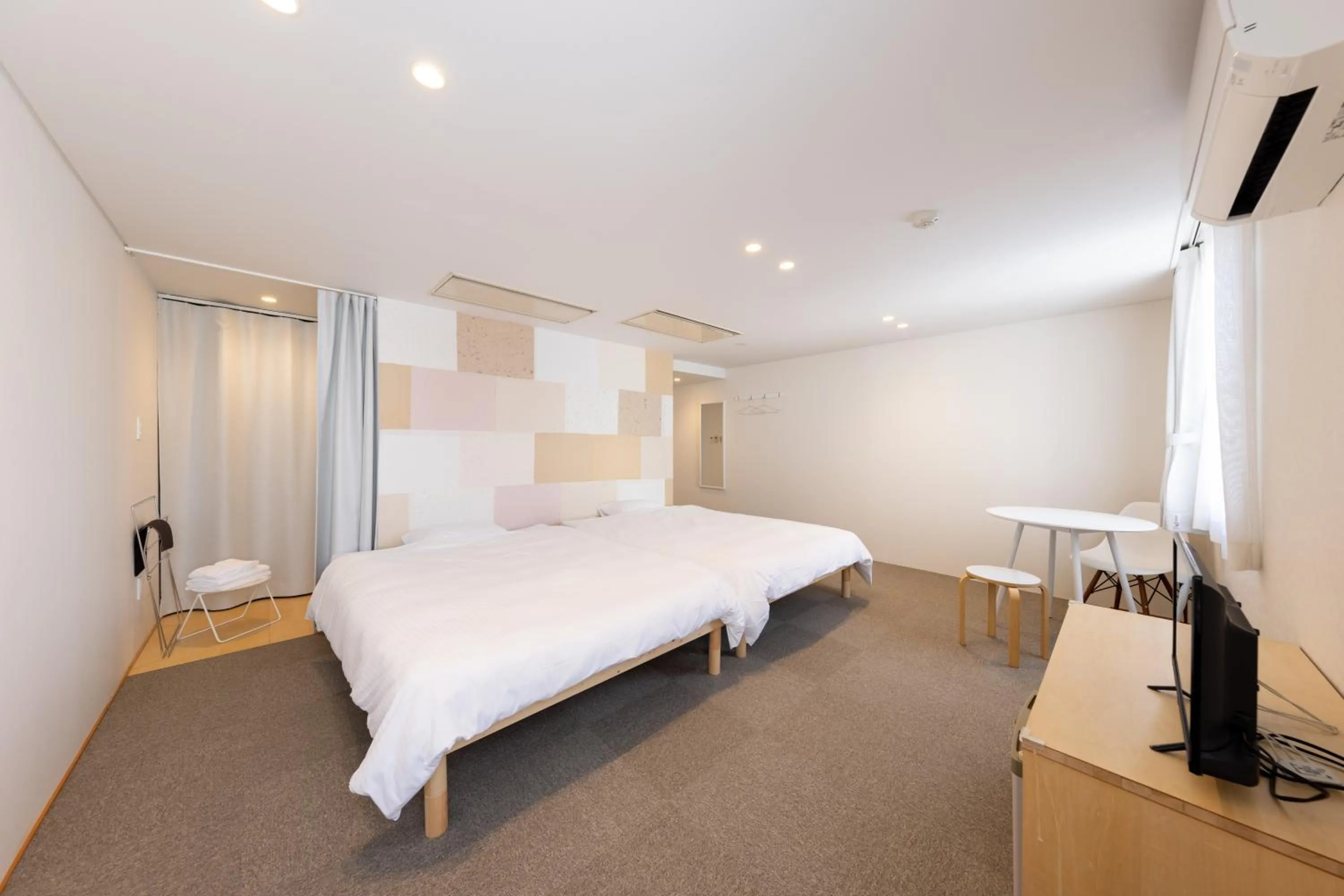 Photo of the whole room, Bed in Crasco TABI-NE