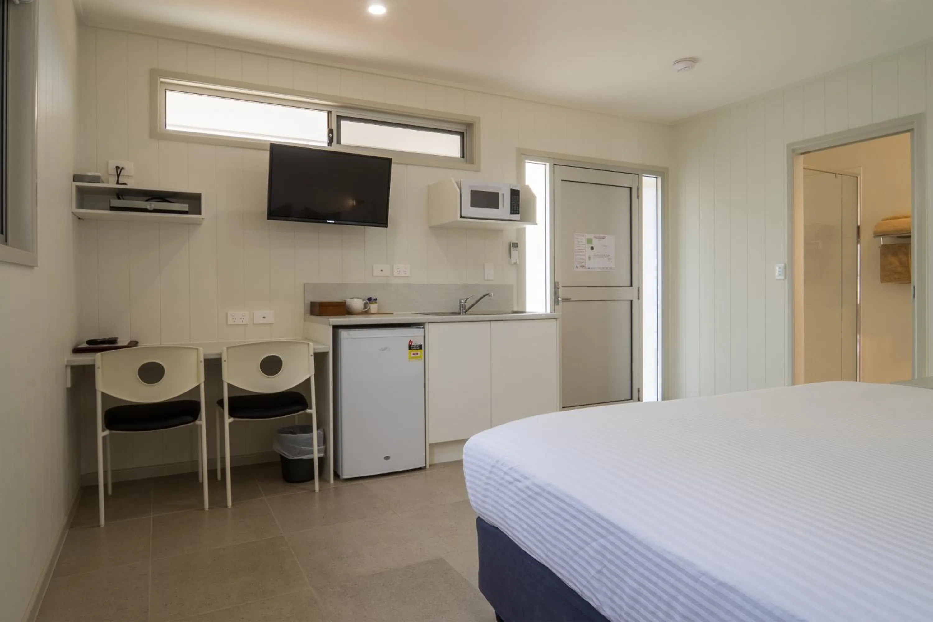Kitchen or kitchenette, Bed in Cooper's Country Lodge