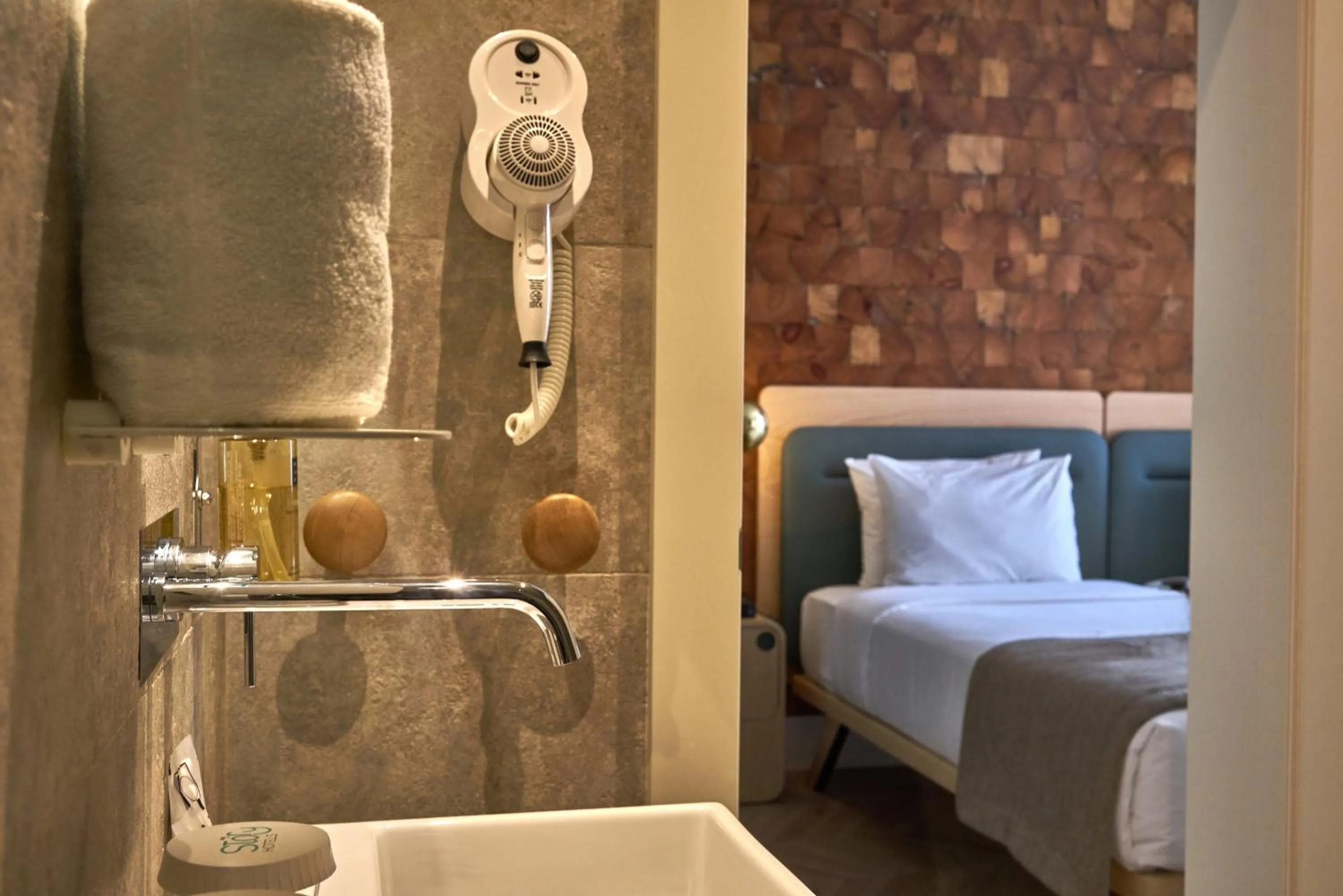 Bathroom, Bed in My Story Hotel Tejo