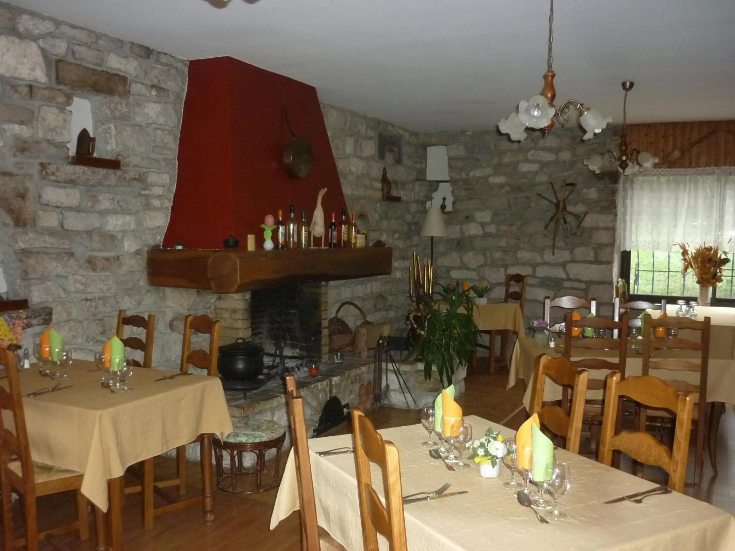 Restaurant/places to eat in Hotel Restaurant La Chaumiere du Lac
