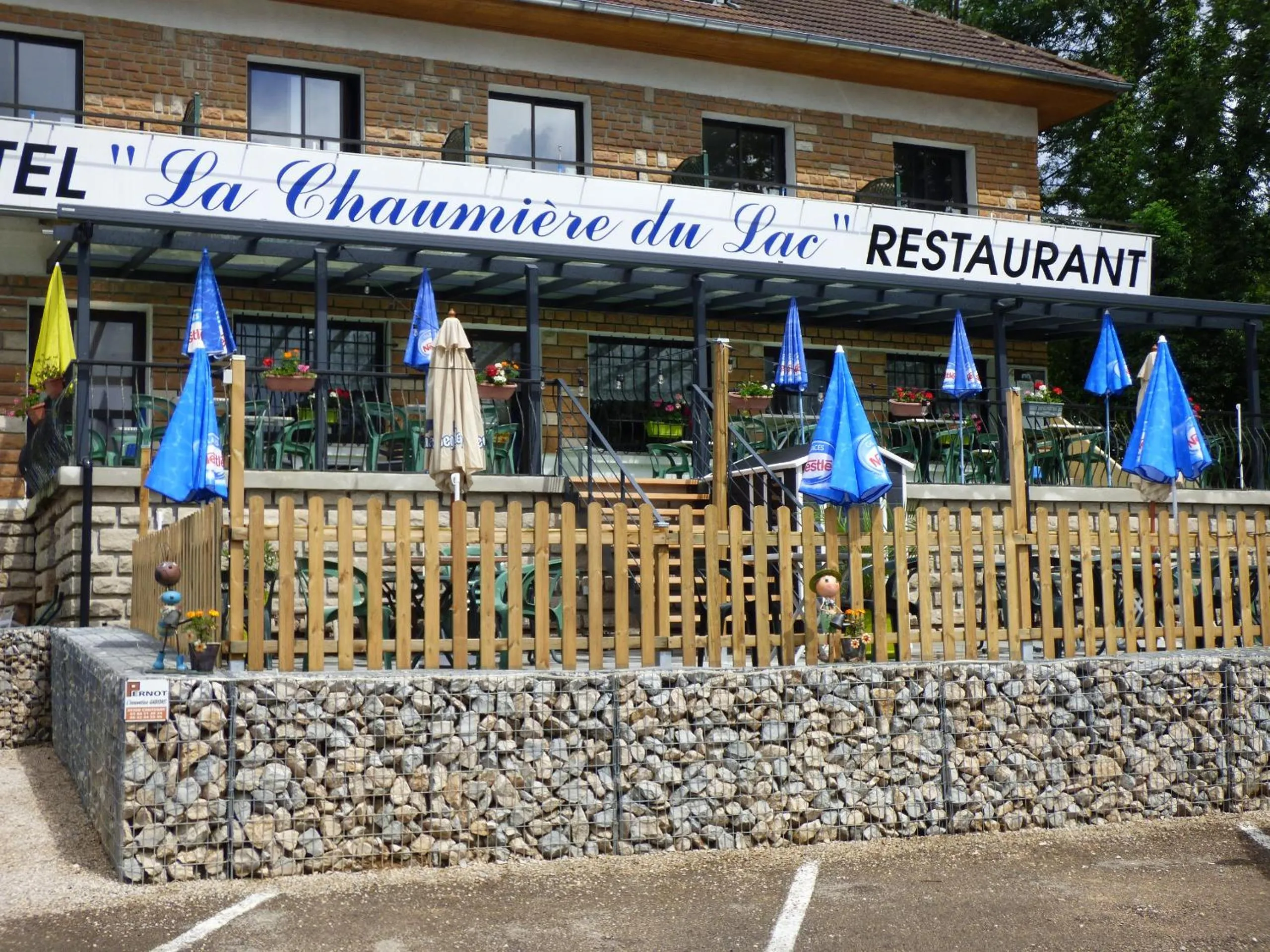 Facade/entrance in Hotel Restaurant La Chaumiere du Lac