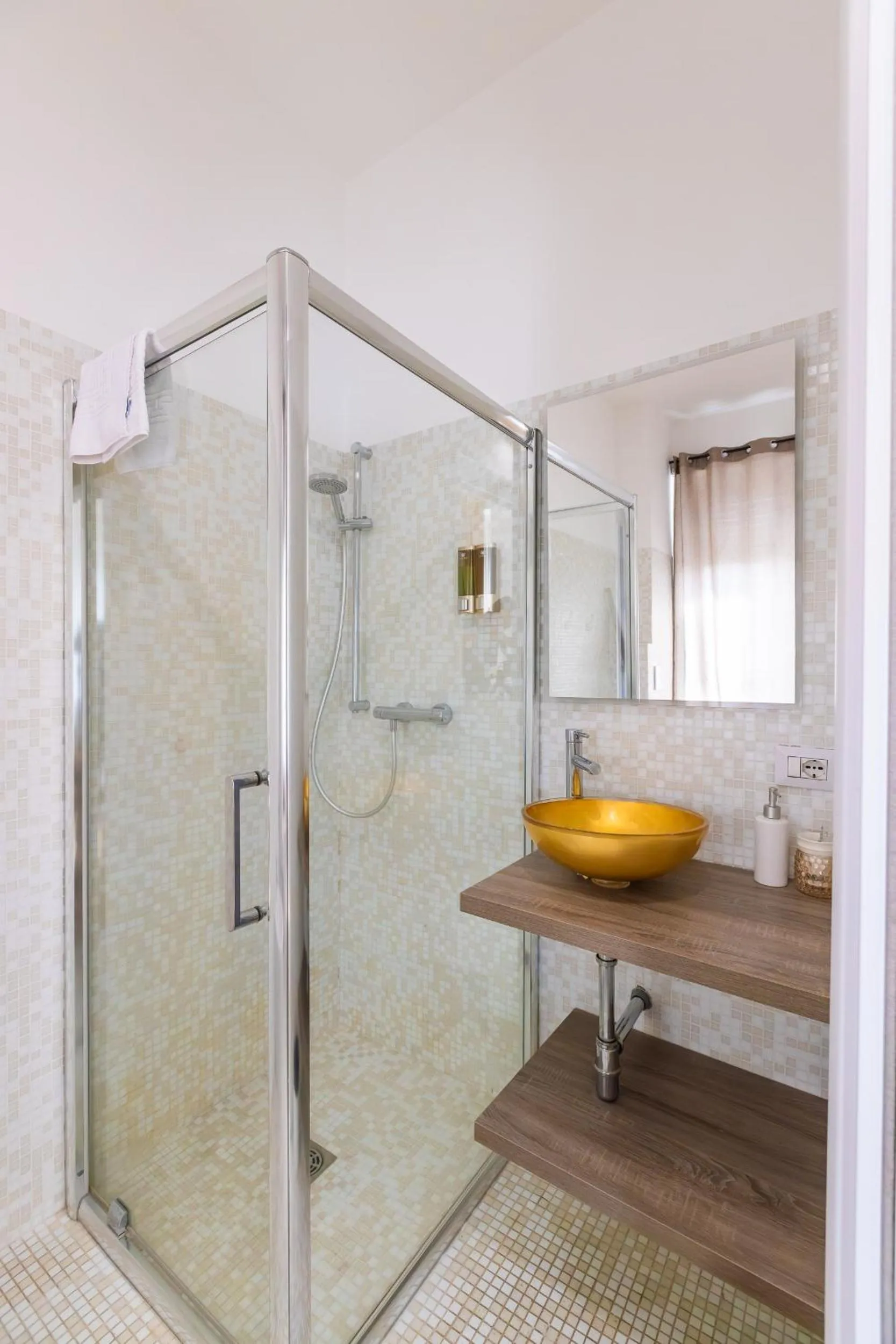 Shower in Domino Hotel