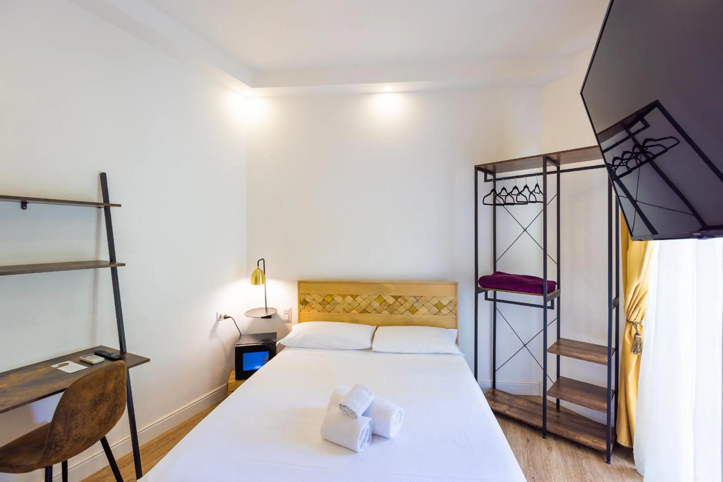 Bedroom, Bed in Domino Hotel