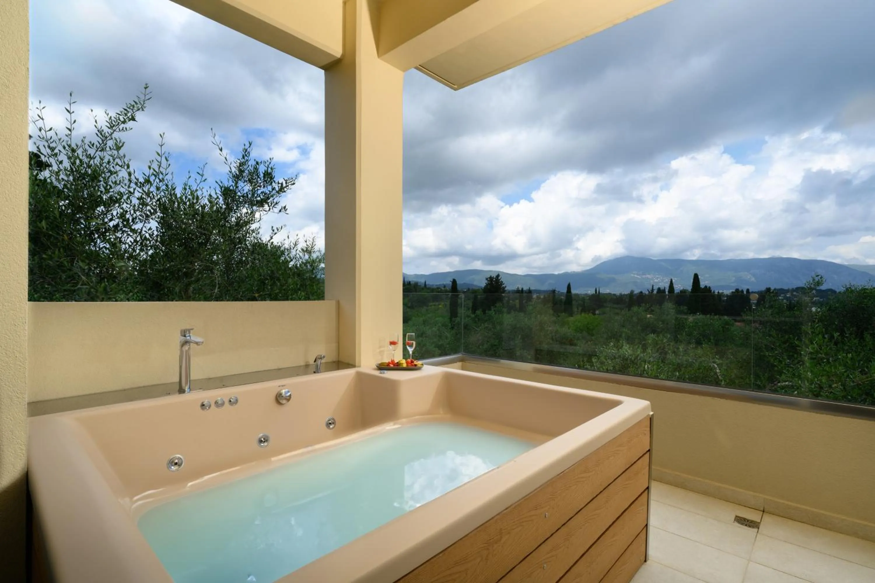 Hot Tub in Art Hotel Debono