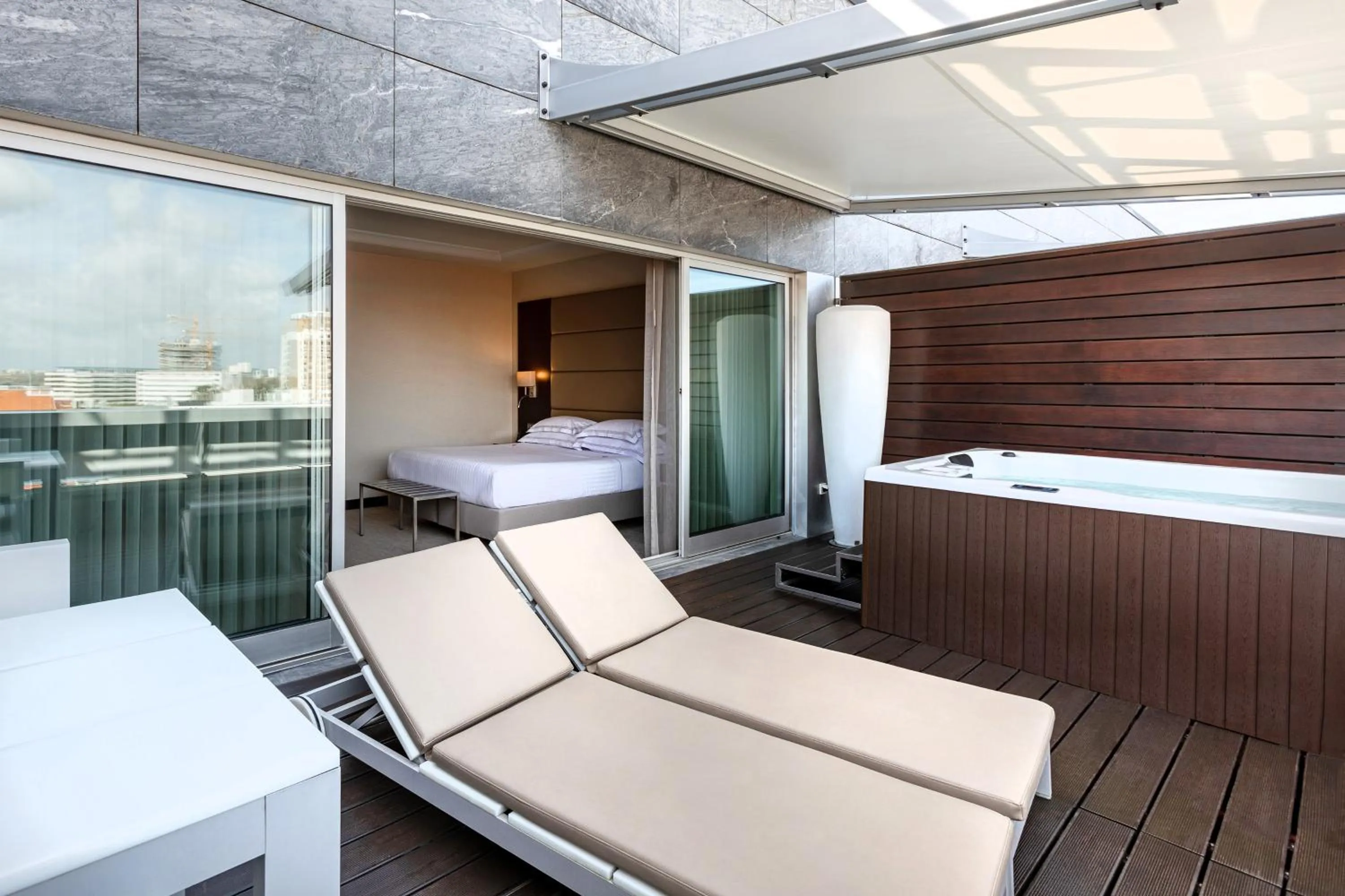 Balcony/Terrace, Bed in BessaHotel Boavista