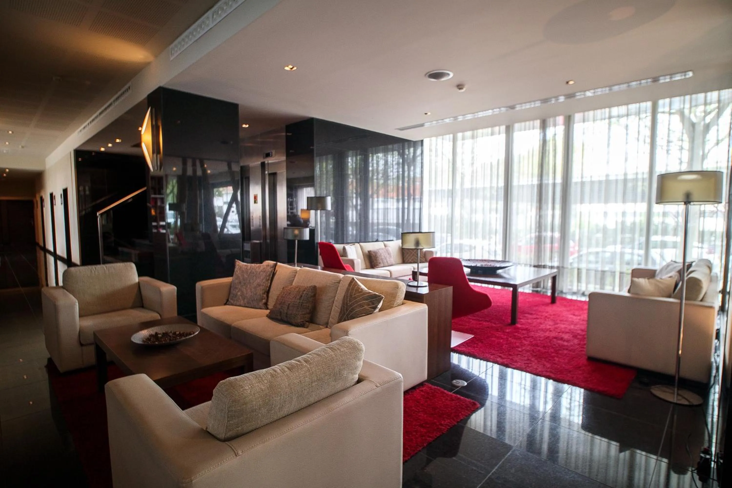 Seating area in BessaHotel Boavista