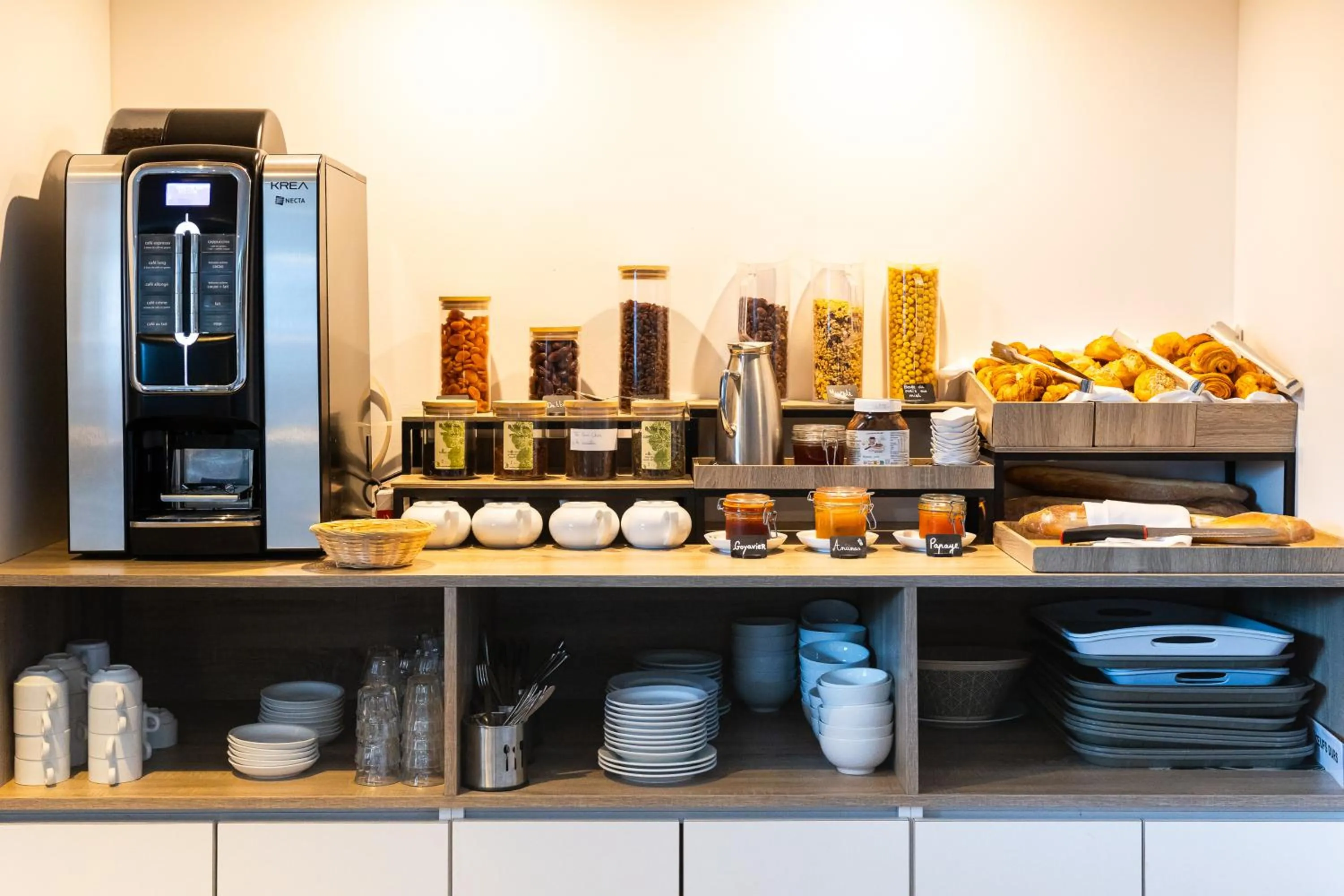 Buffet breakfast in Résidence Tropic Appart Hotel