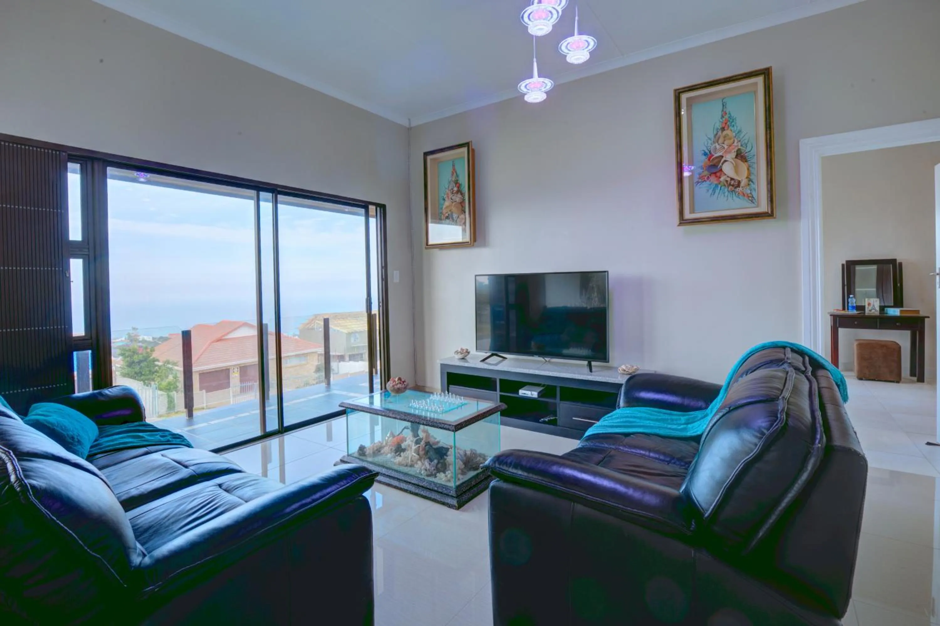 Communal lounge/ TV room in JoJo's BnB