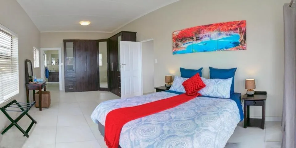 Photo of the whole room, Bed in JoJo's BnB