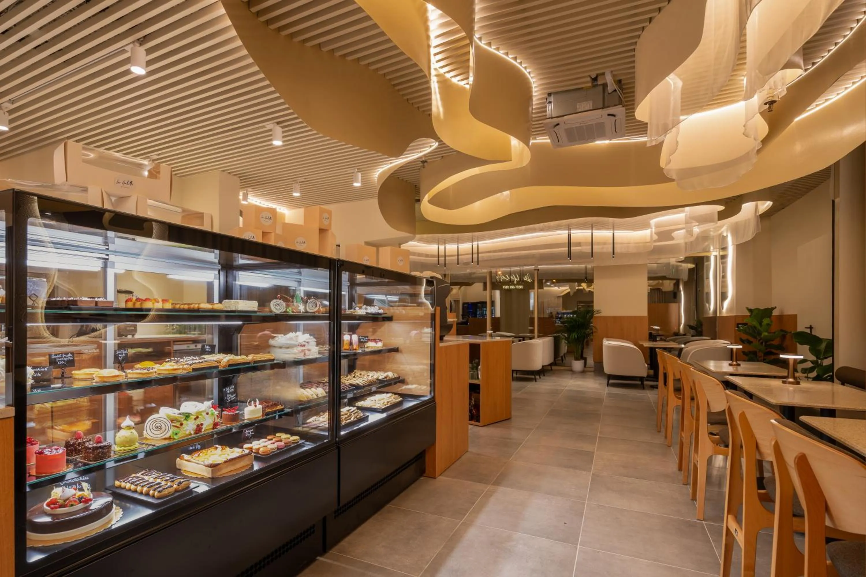 Restaurant/places to eat in Pullman Bucharest World Trade Center