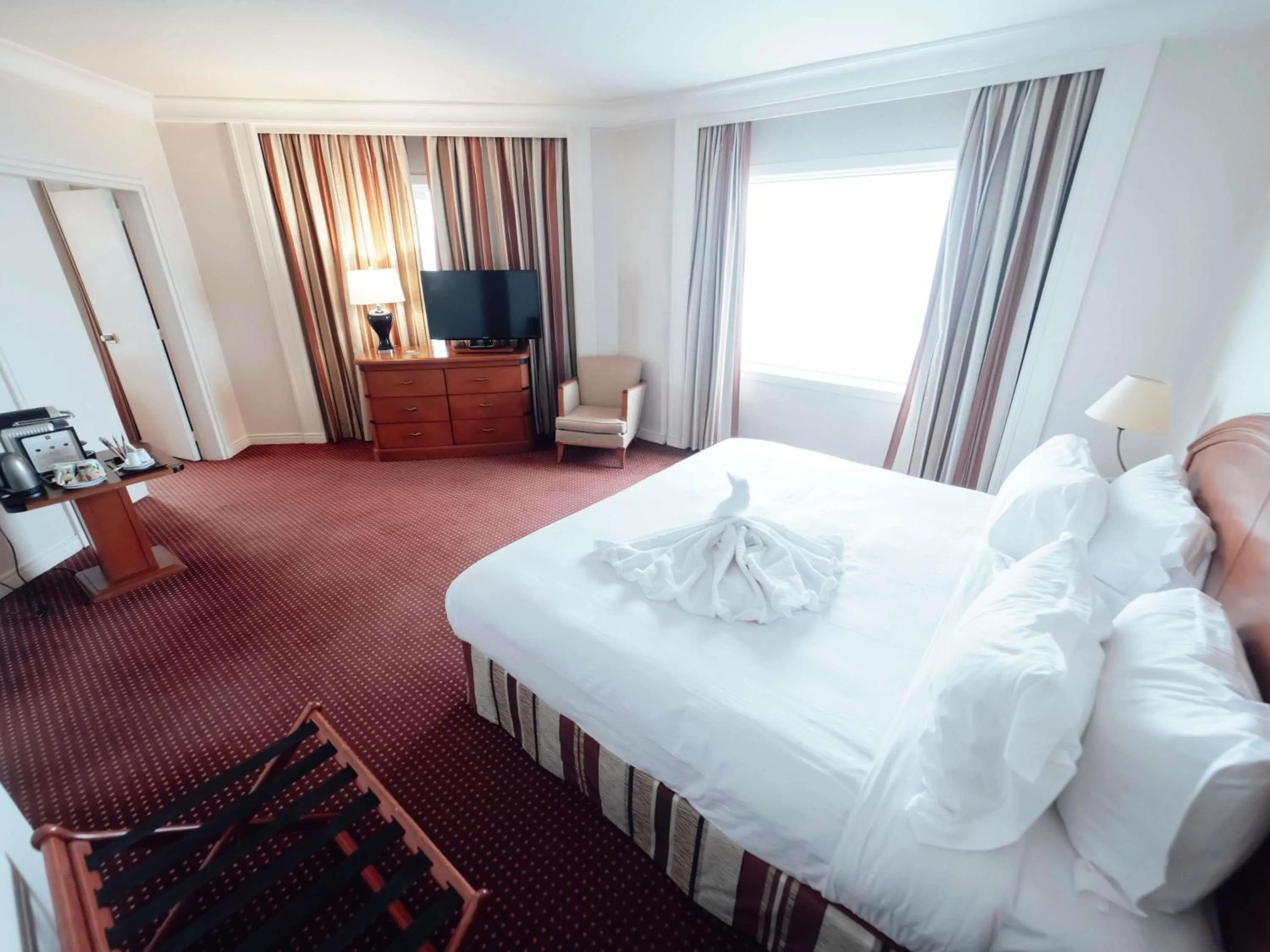 Bedroom, Bed in Pullman Bucharest World Trade Center