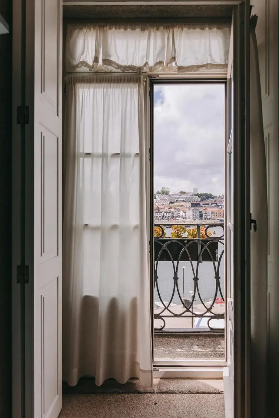 Deluxe Double or Twin Room with River View and Balcony - single occupancy in Gran Cruz House Deluxe Double or Twin Room with River View and Balcony - single occupancy in Gran Cruz House