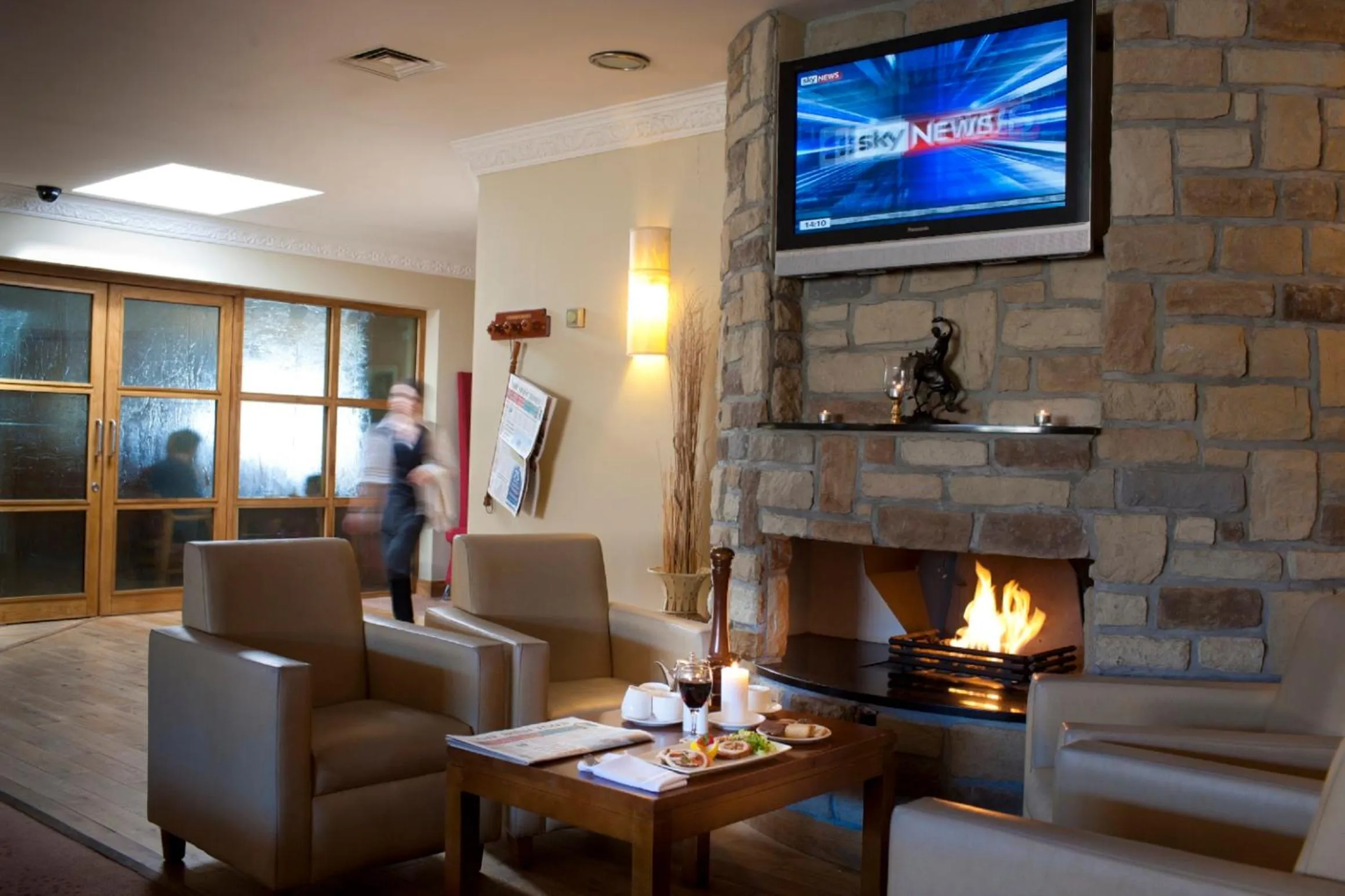 Communal lounge/ TV room in Broadhaven Bay Hotel