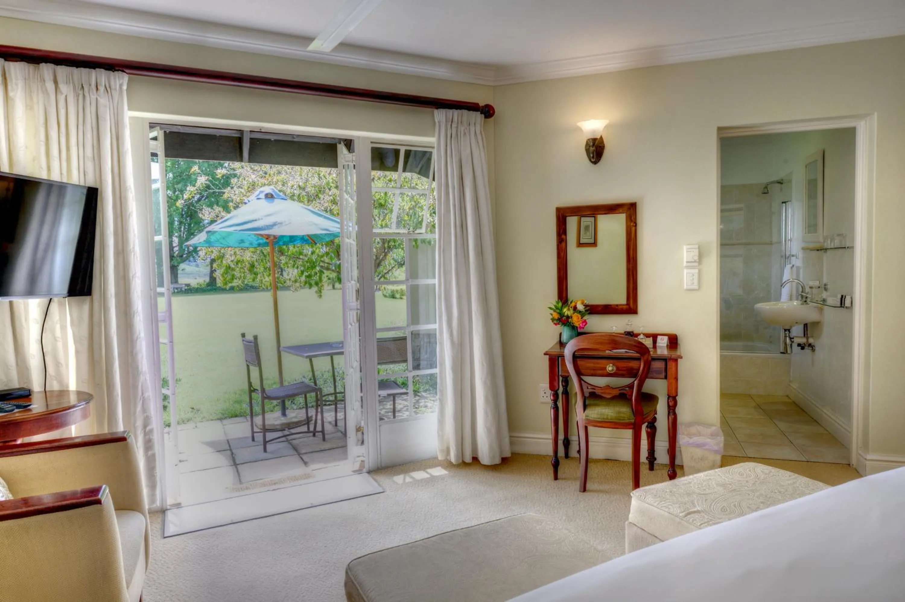 TV and multimedia, Bed in Moorcroft Manor Boutique Country Hotel