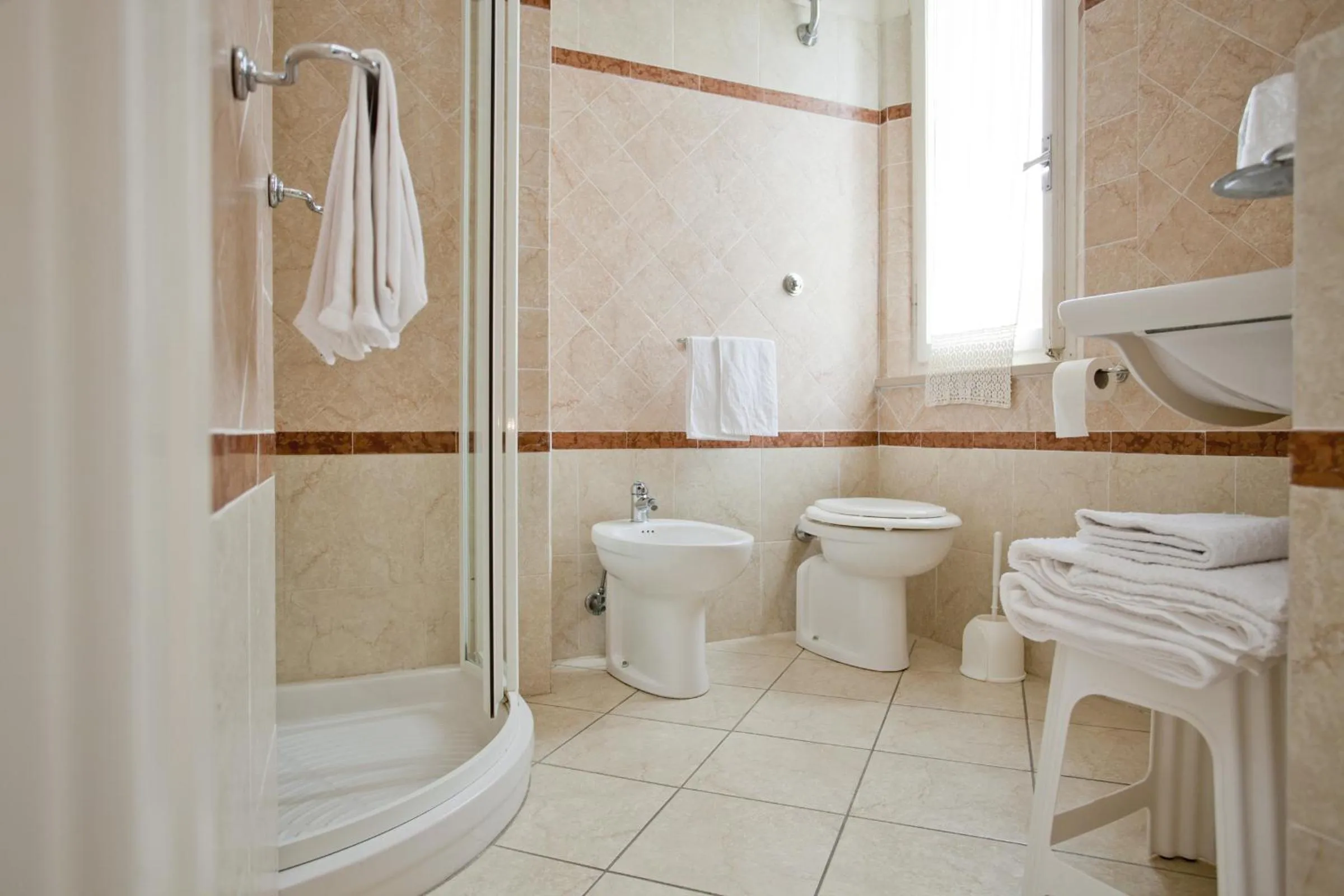 Shower in Albergo Stella